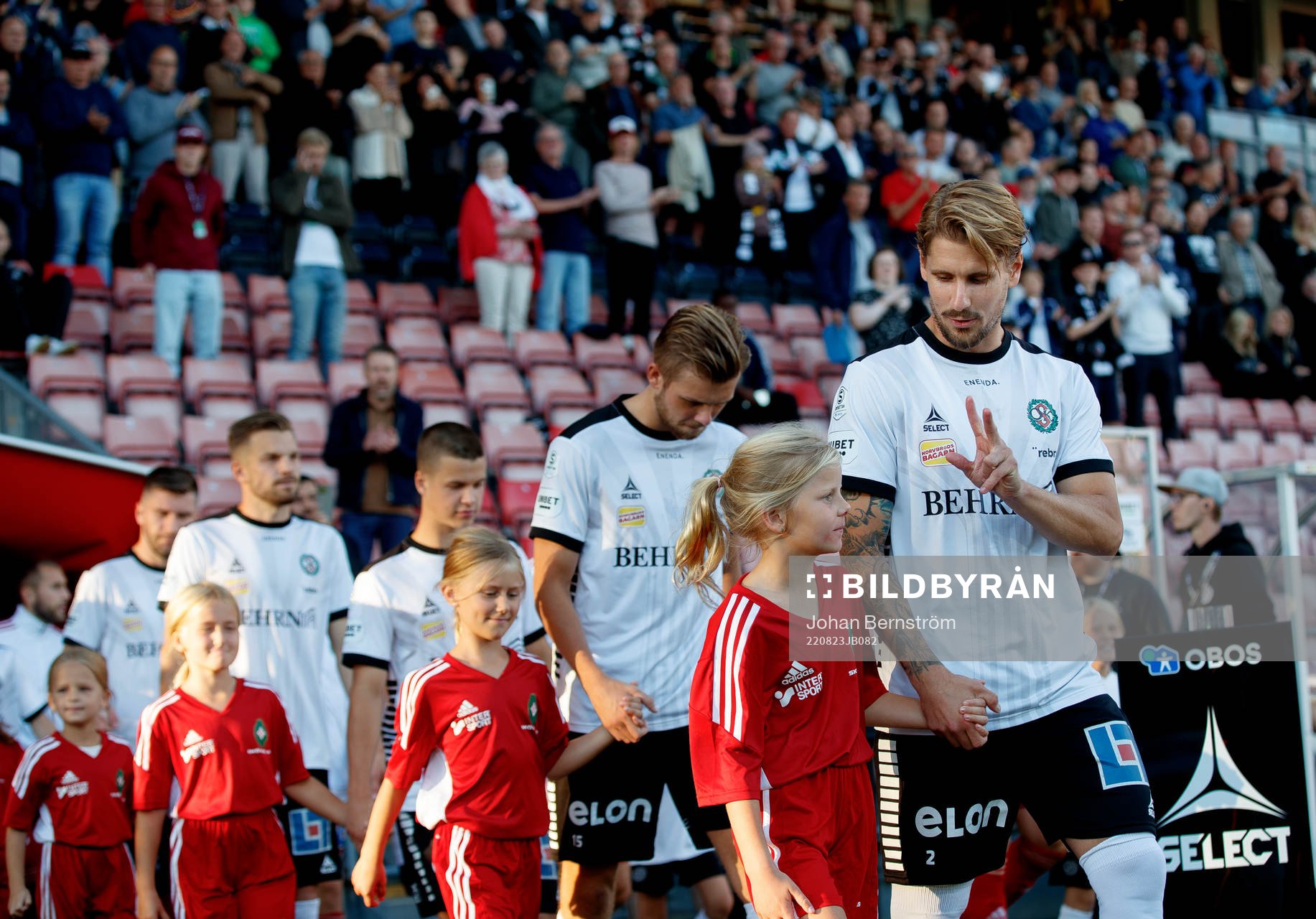 Örebros Daniel Björnquist på väg ut till