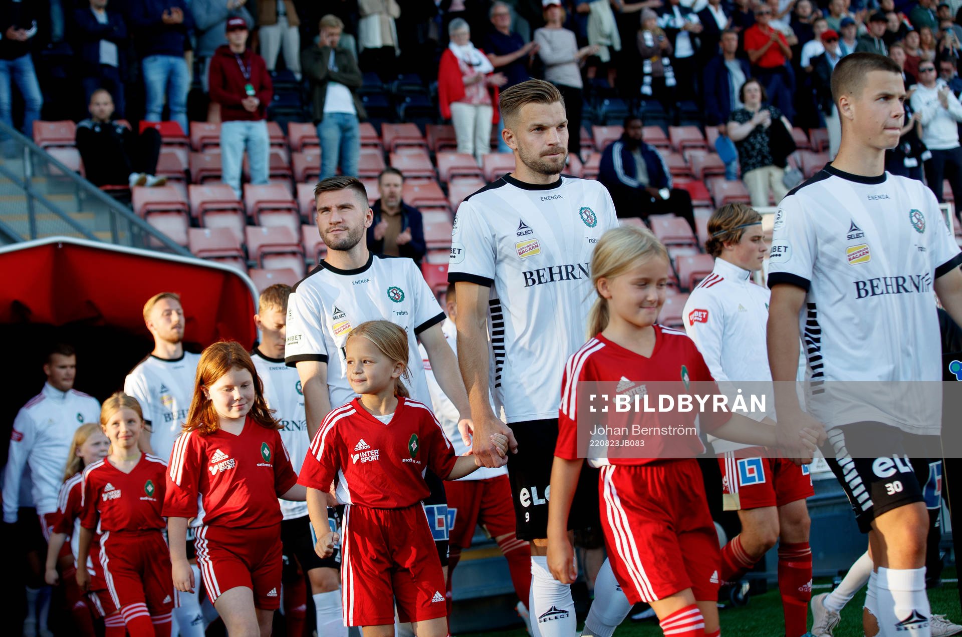 Örebros Erik Björndahl på väg ut till fotbollsmatchen i