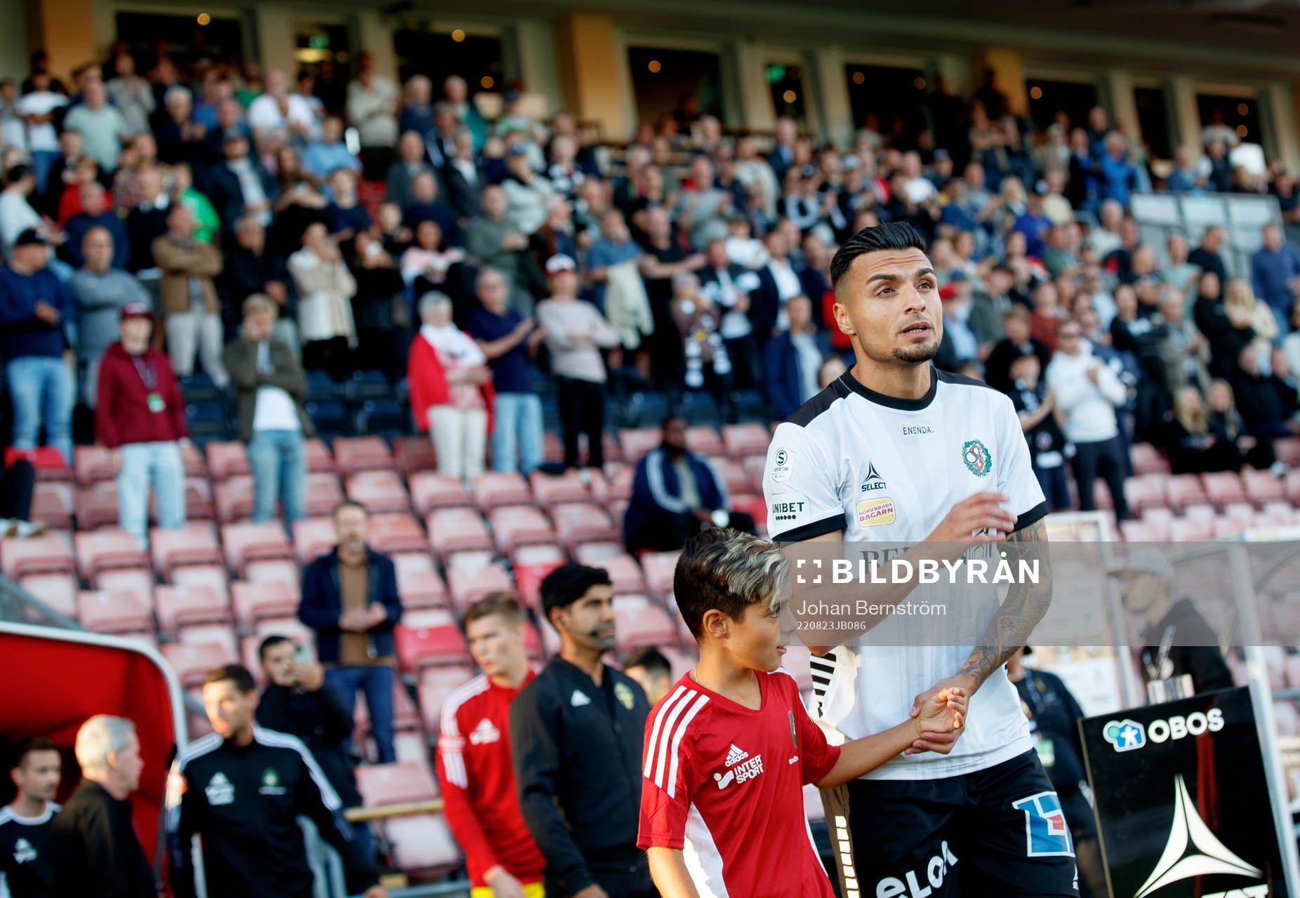 Örebros Ahmed Yasin på väg ut till fotbollsmatchen i Superettan mellan Örebro och Skövde AIK den 23 augusti 2022 i Örebro. 