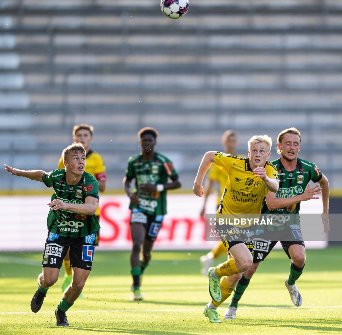 Elfsborgs Oscar Aga i kamp med Varbergs Jacob Redenfors och Joel Sundström under fotbollsmatchen i U21 Allsvenskan mellan Elfsborg och Varberg den 23 augusti 2022 i Borås.