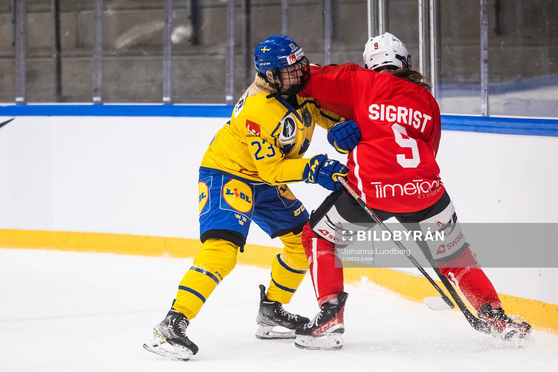 Thea Johansson of Sweden and Shannon Sigrist of Switzerland