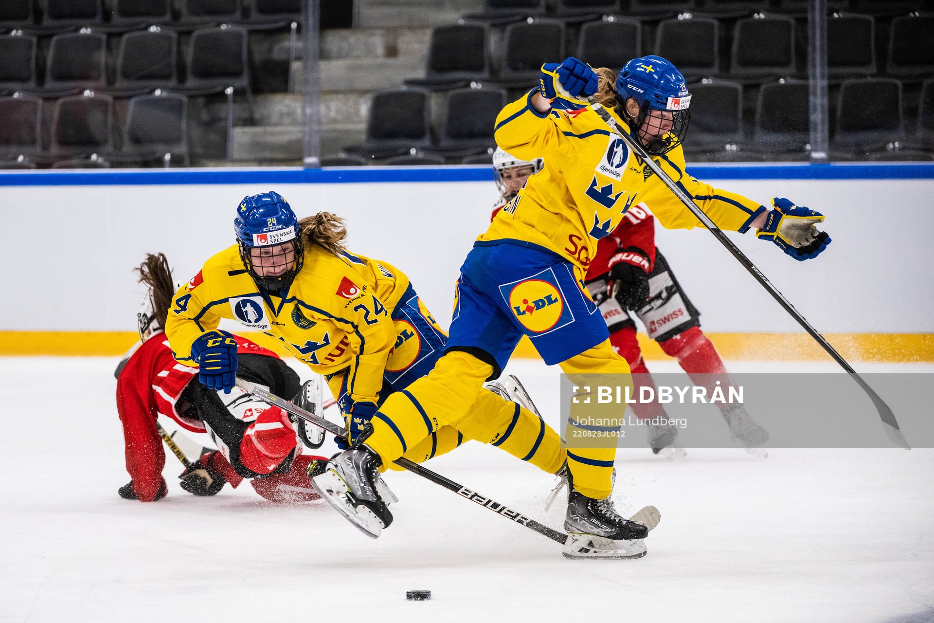 Felizia Wikner-Zienkiewicz and Sara Hjalmarsson of Sweden