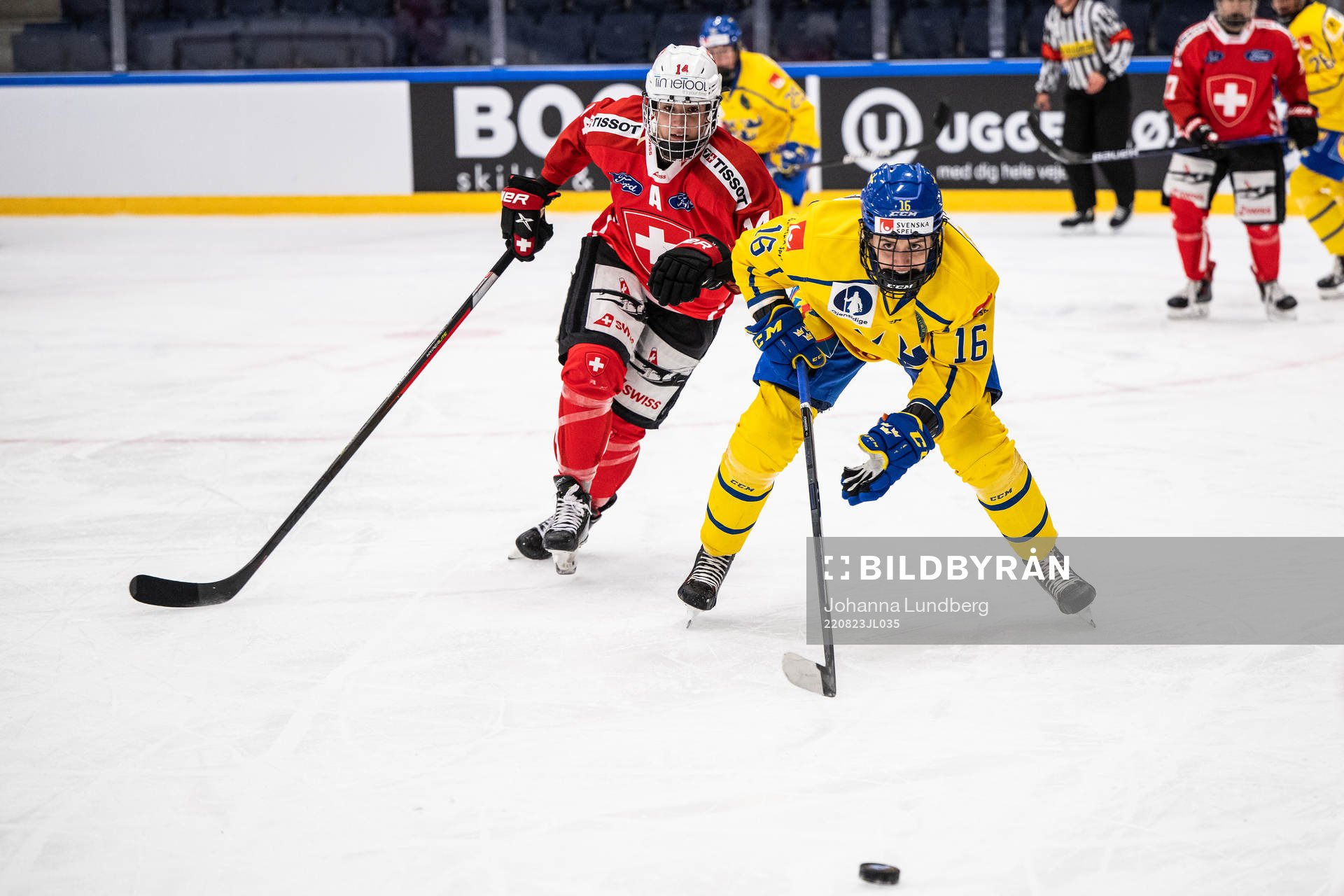 Evelina Raselli of Switzerland and Linnea Johansson of