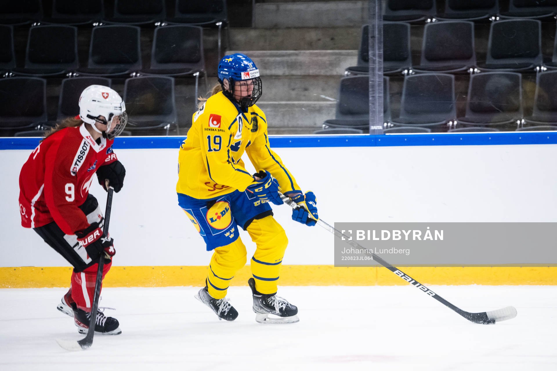 Shannon Sigrist of Switzerland and Sara Hjalmarsson of