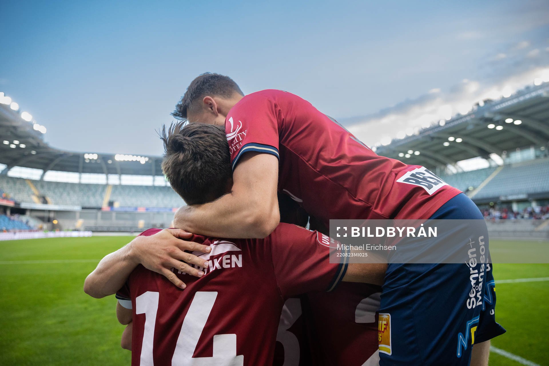 Örgrytes Jonathan Azulay jublar med lagkamrater