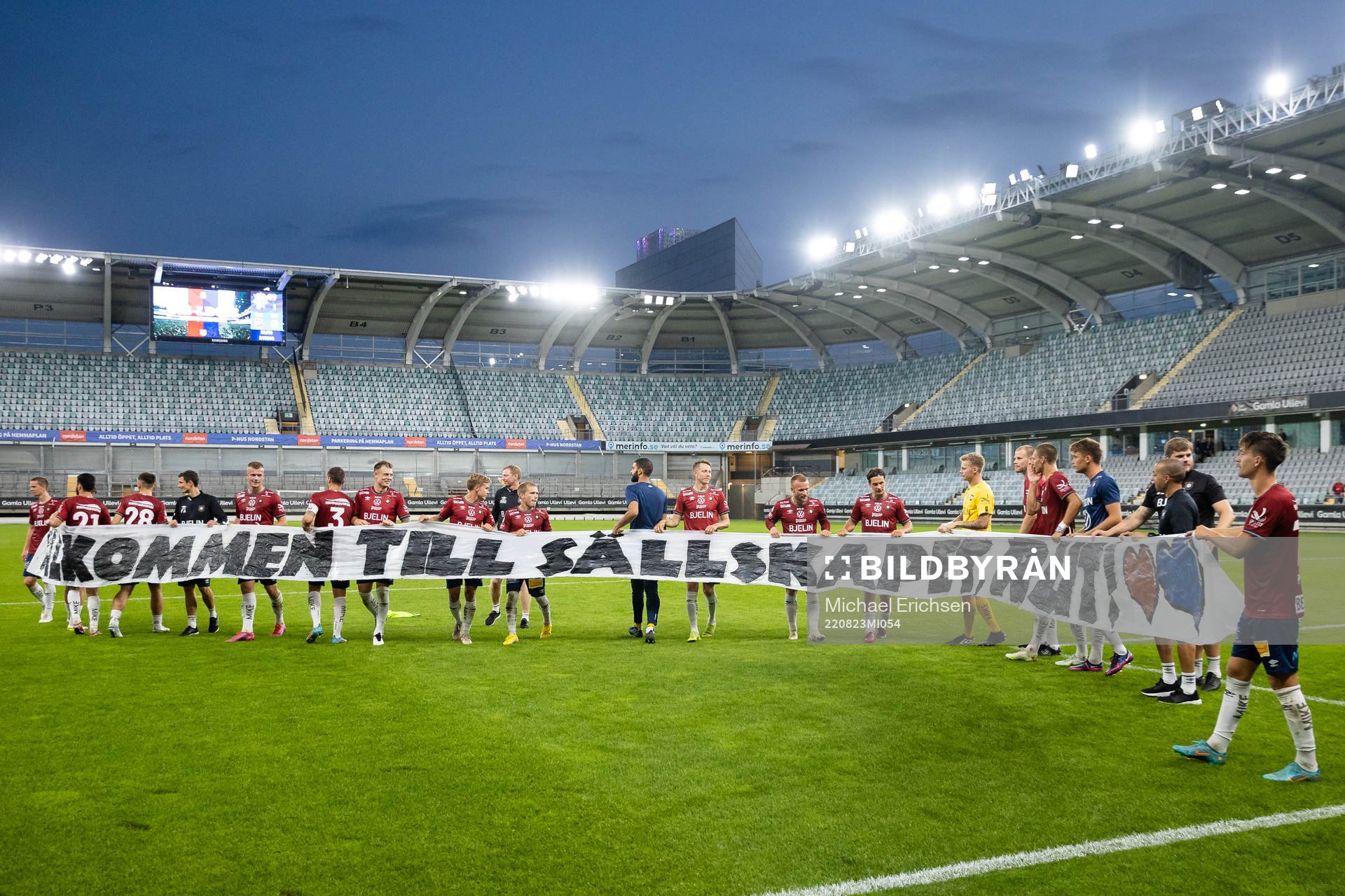 Örgrytes spelare med en banderoll
