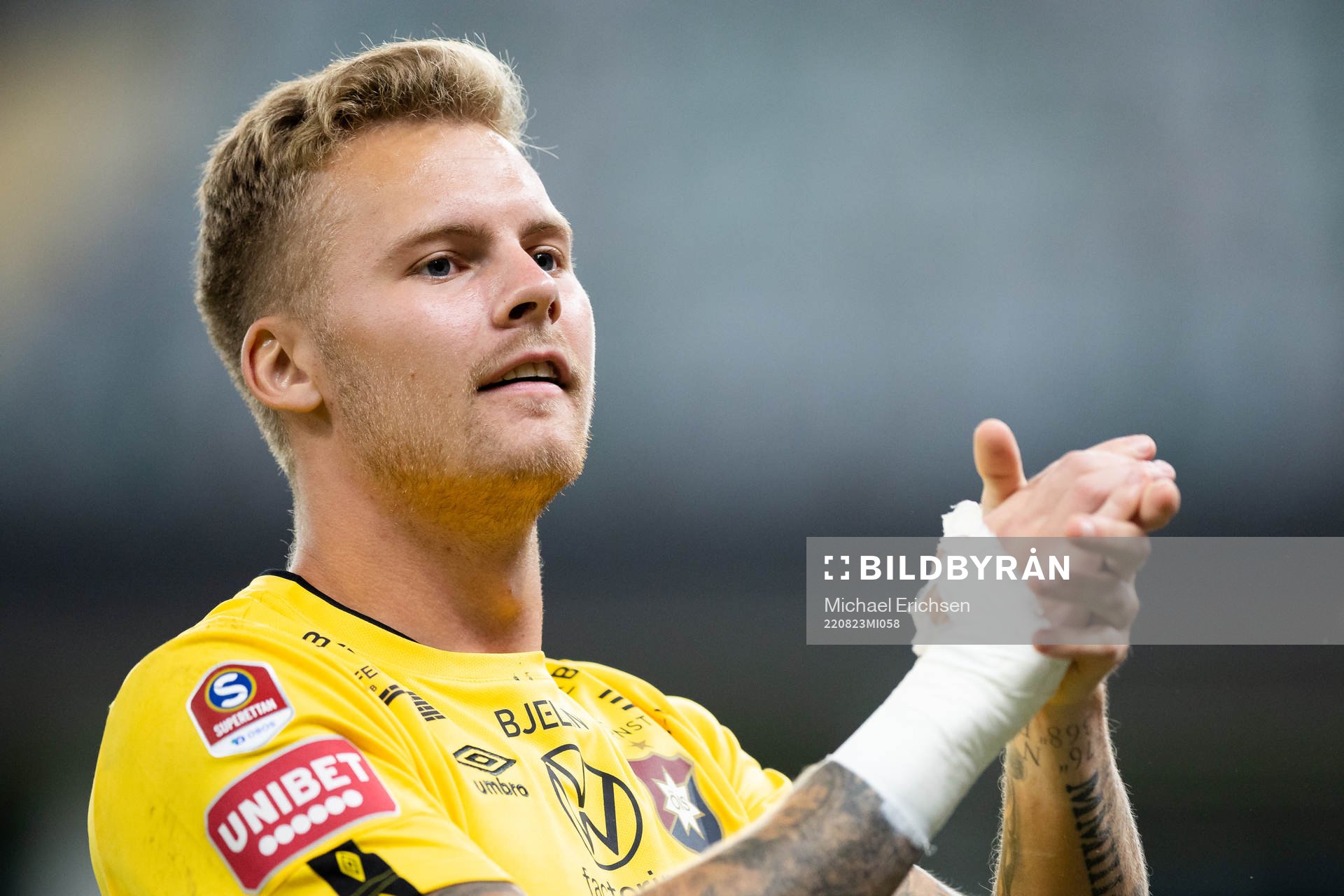 Örgrytes målvakt Robin Wallinder jublar med klacken