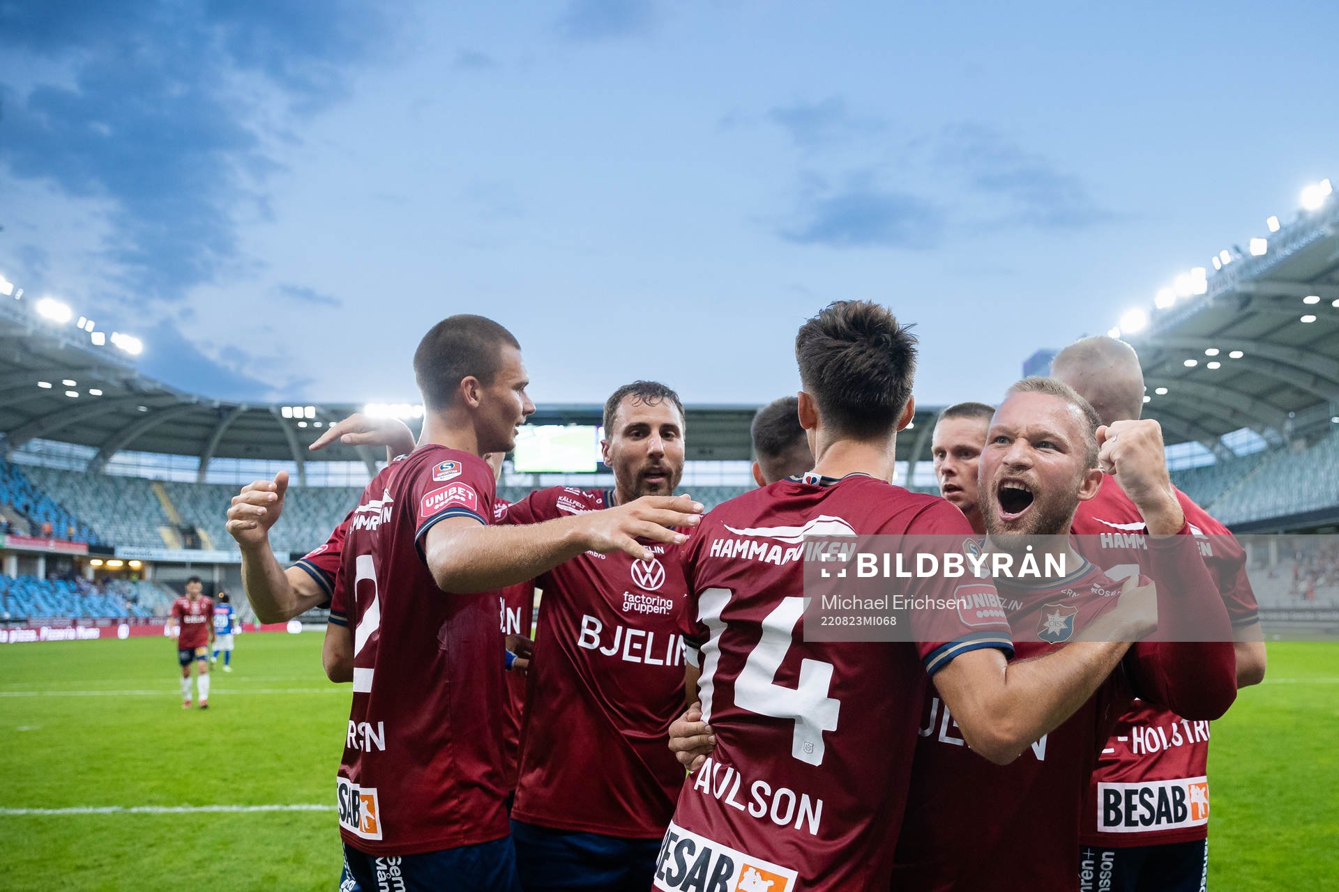 Örgrytes Daniel Paulson jublar med lagkamrater