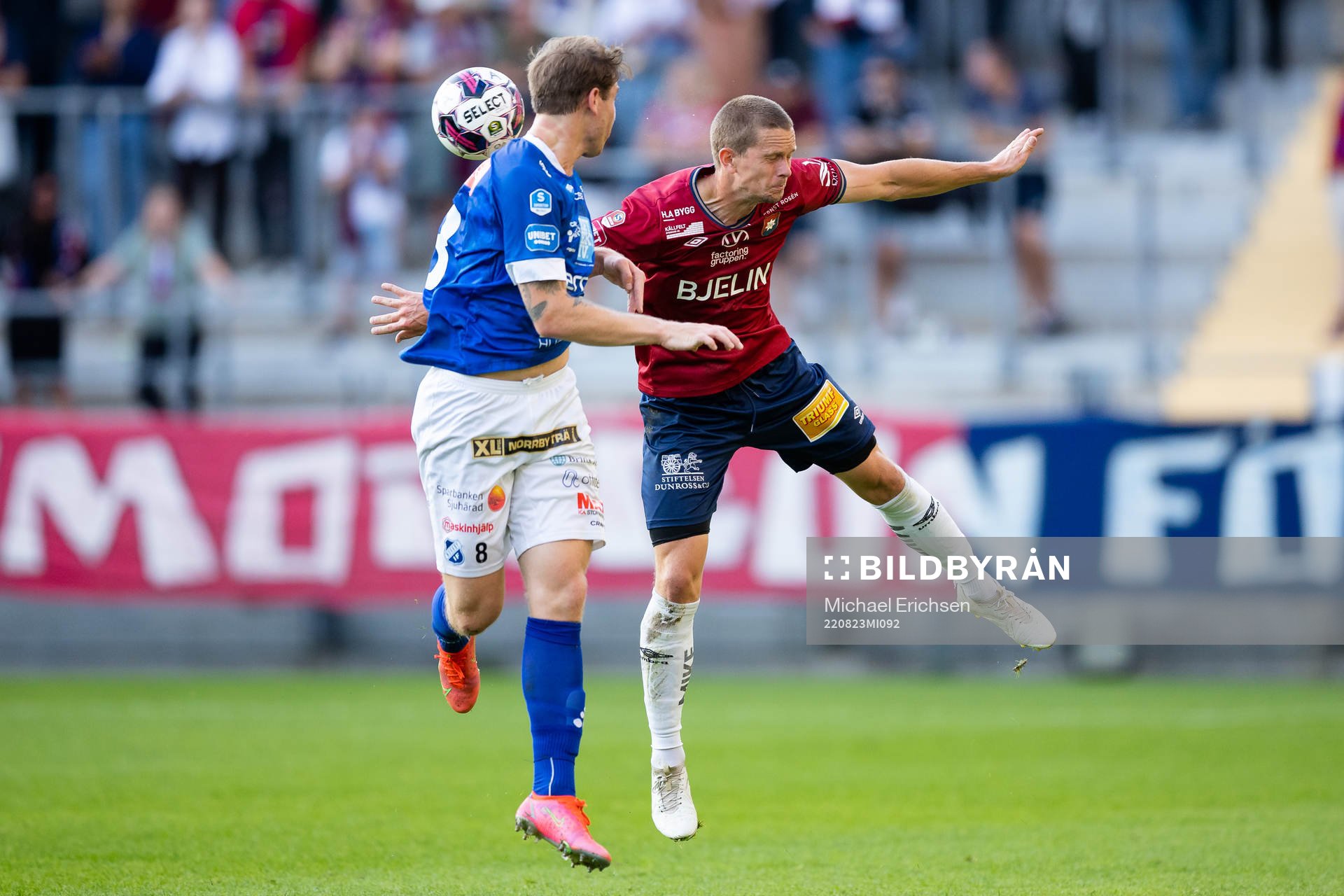 Norrbys Nicklas Savolainen och Örgrytes Anton Lans under fotbollsmatchen i Superettan mellan Örgryte och Norrby den 23 augusti 2022 i Göteborg.