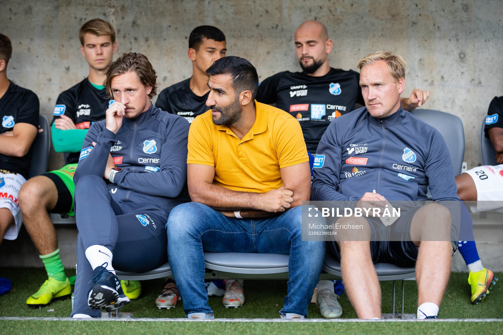 Norrbys tränare Mak Lind i mitten på bänken innan