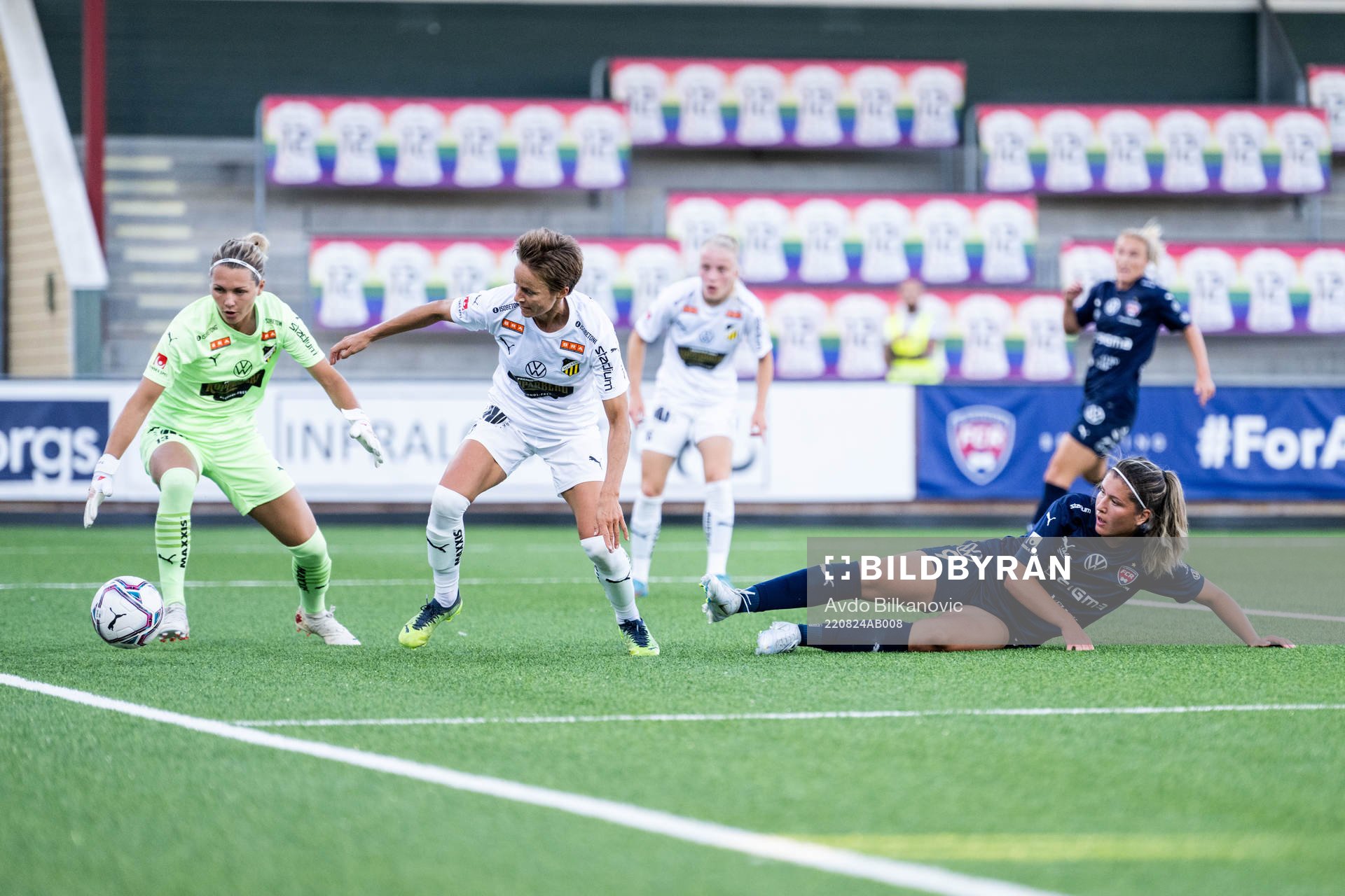 FC Rosengårds Loreta Kullashi och Häckens målvakt