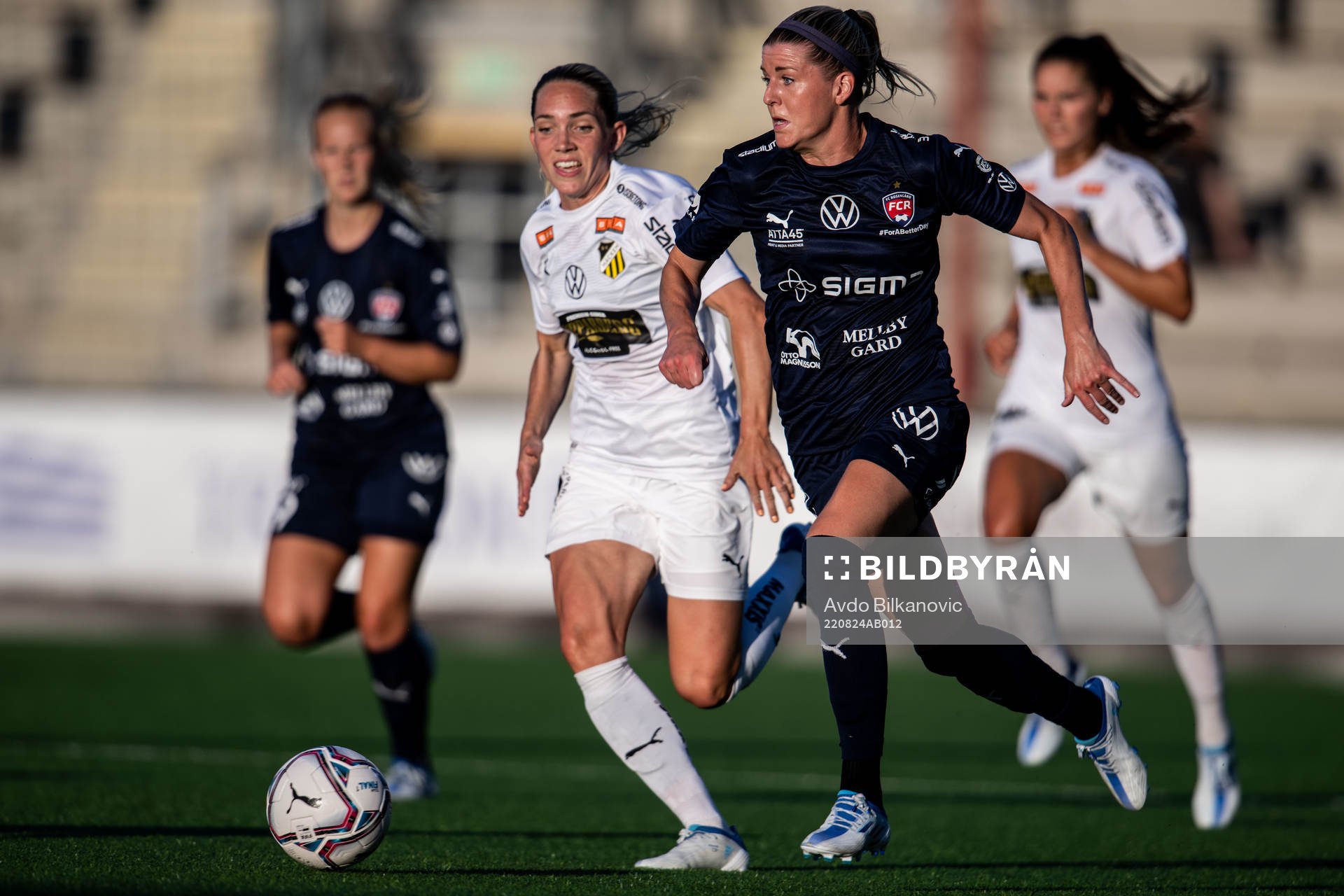 Häckens Elin Rubensson och FC Rosengårds Olivia Schough under fotbollsmatchen i Damallsvenskan mellan FC Rosengård och Häcken den 24 augusti 2022 i Malmö.