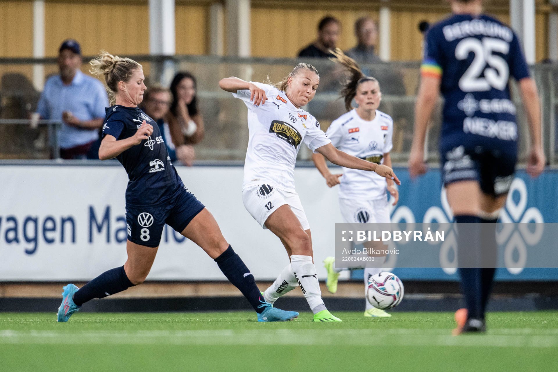 FC Rosengårds Rebecca Knaak och Häckens Stine Larsen