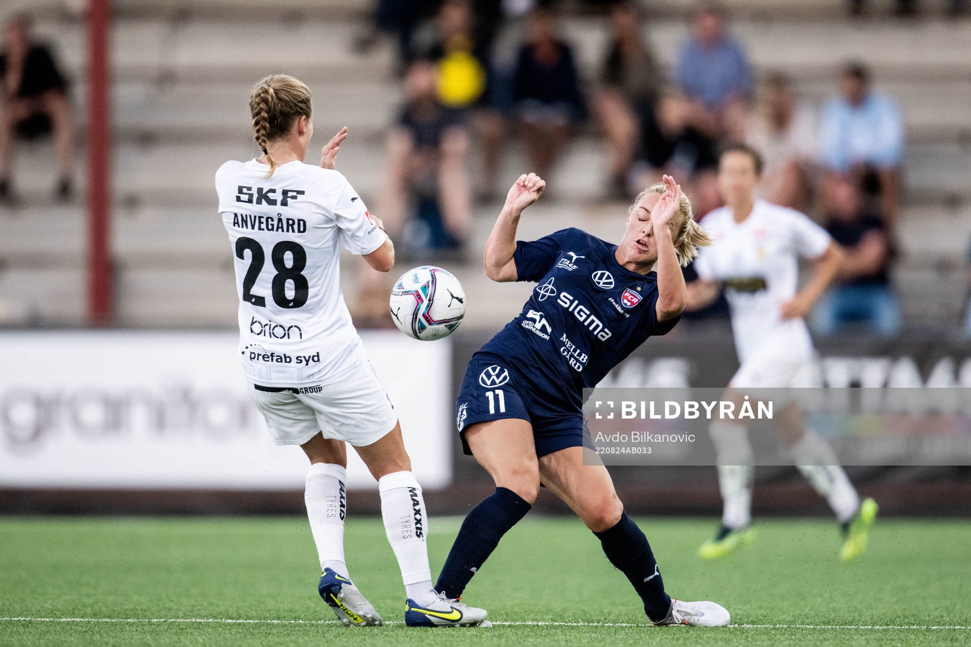Häckens Anna Anvegård och FC Rosengårds Mimmi Larsson under fotbollsmatchen i Damallsvenskan mellan FC Rosengård och Häcken den 24 augusti 2022 i Malmö.
