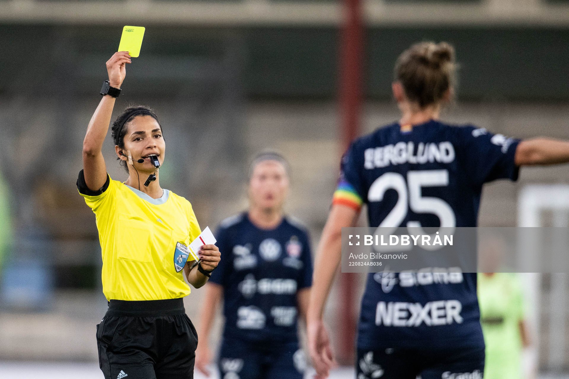 FC Rosengårds Emma Berglund tilldelas gult kort av domare Maral Mirzai Beni under fotbollsmatchen i Damallsvenskan mellan FC Rosengård och Häcken den 24 augusti 2022 i Malmö.