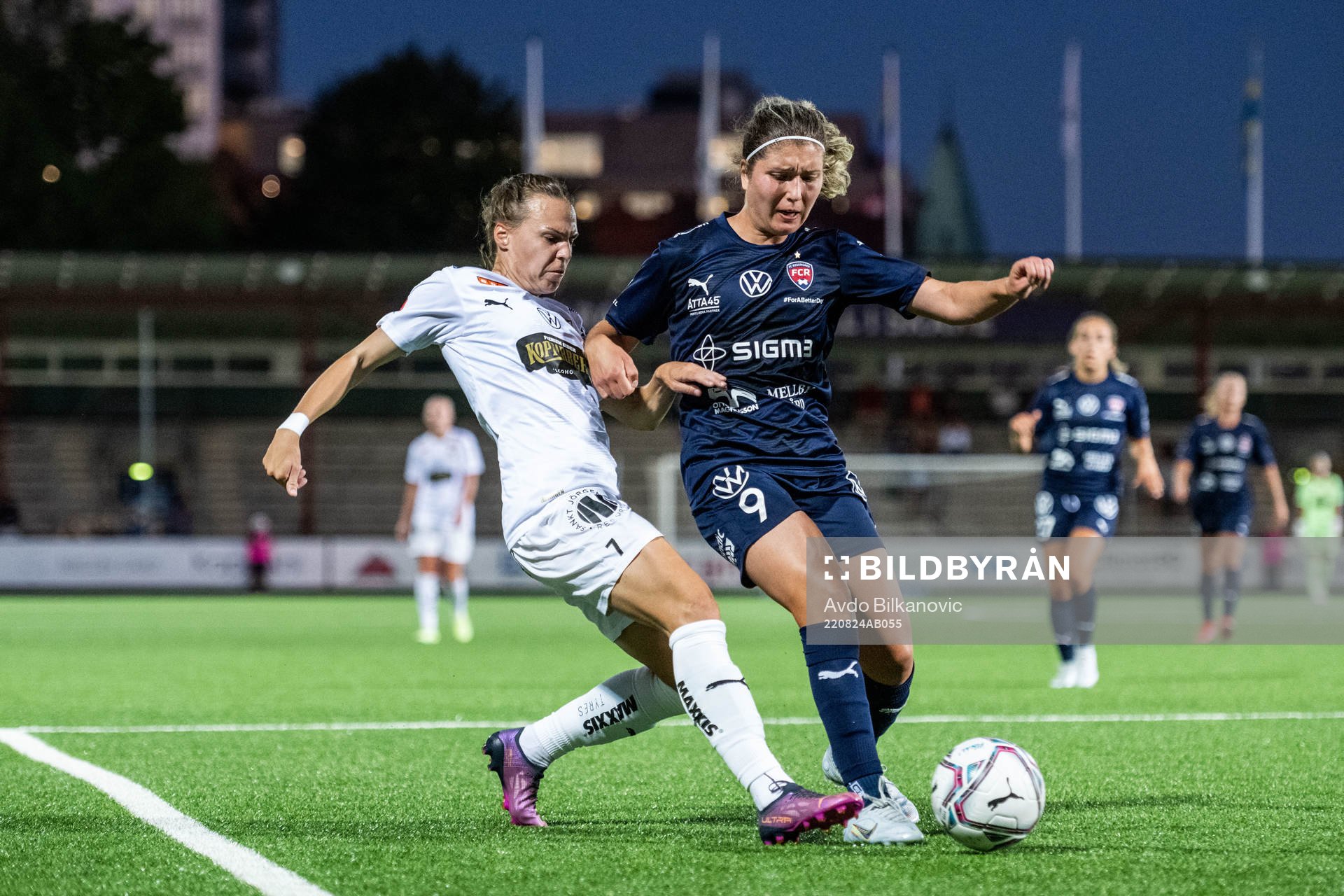 Häckens Dora Zeller och FC Rosengårds Loreta Kullashi under fotbollsmatchen i Damallsvenskan mellan FC Rosengård och Häcken den 24 augusti 2022 i Malmö.