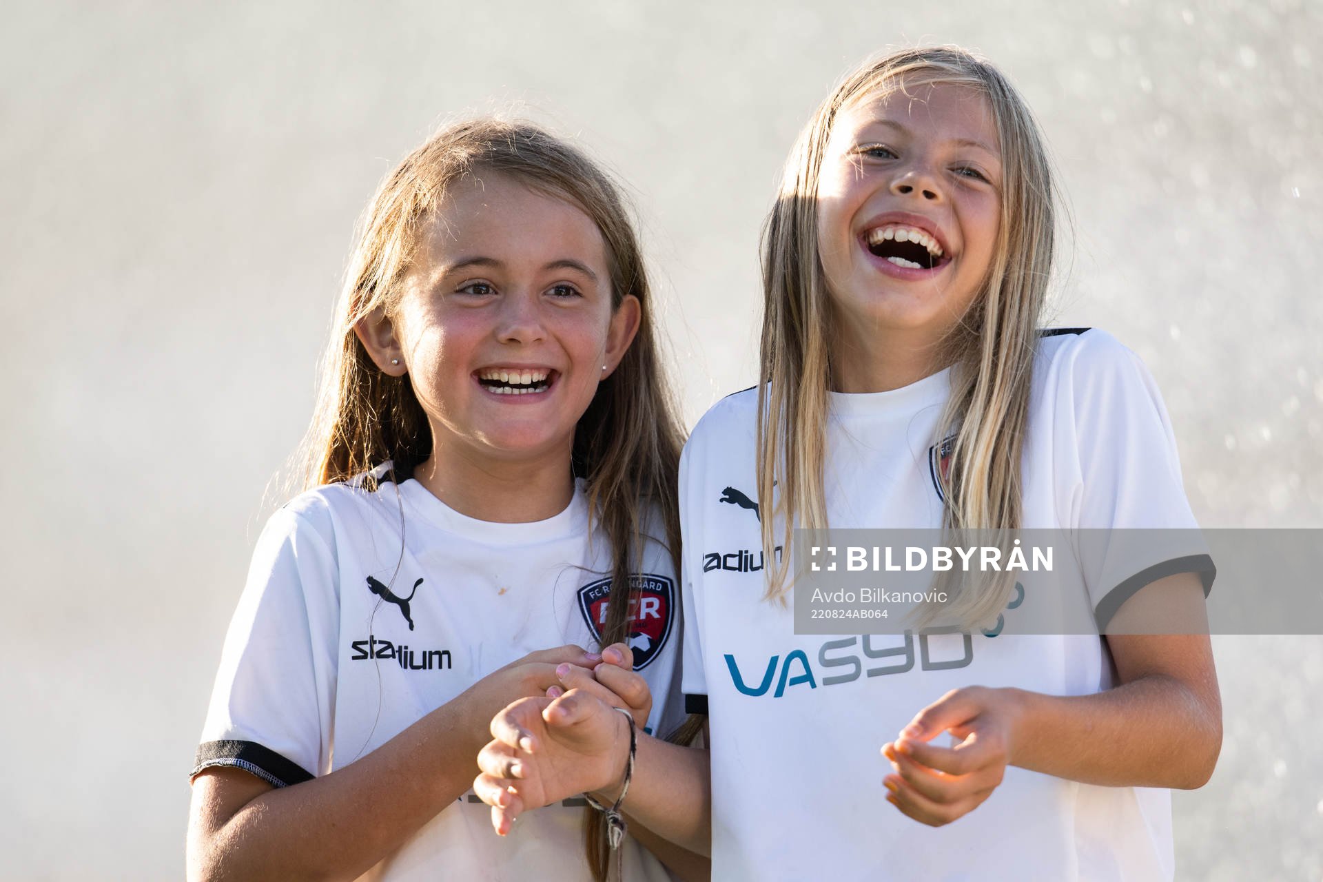 Två unga tjejer från Rosengårds under fotbollsmatchen i Damallsvenskan mellan FC Rosengård och Häcken den 24 augusti 2022 i Malmö. 