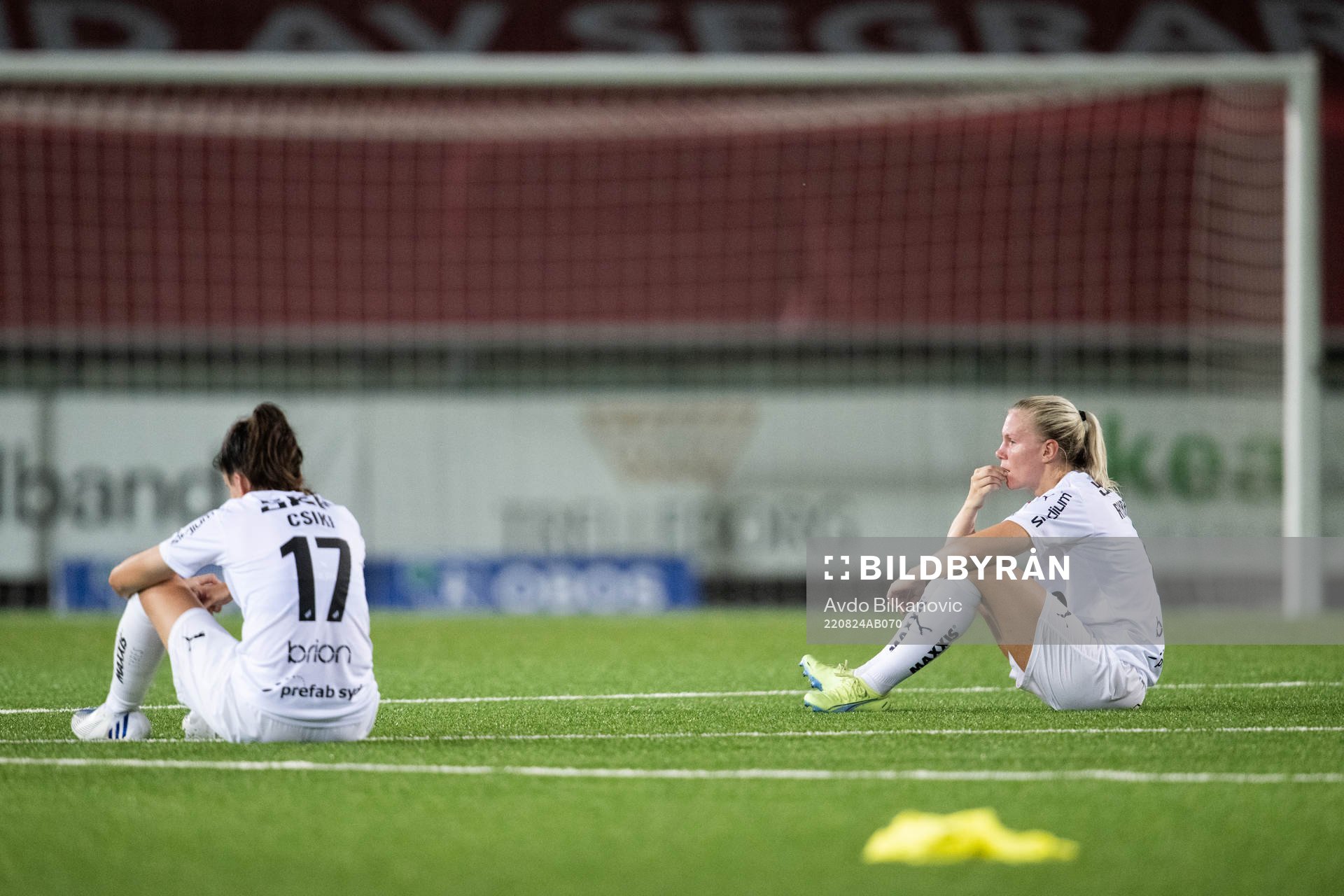 Häckens Josefine Rybrink och Anna Julia Csiki deppar