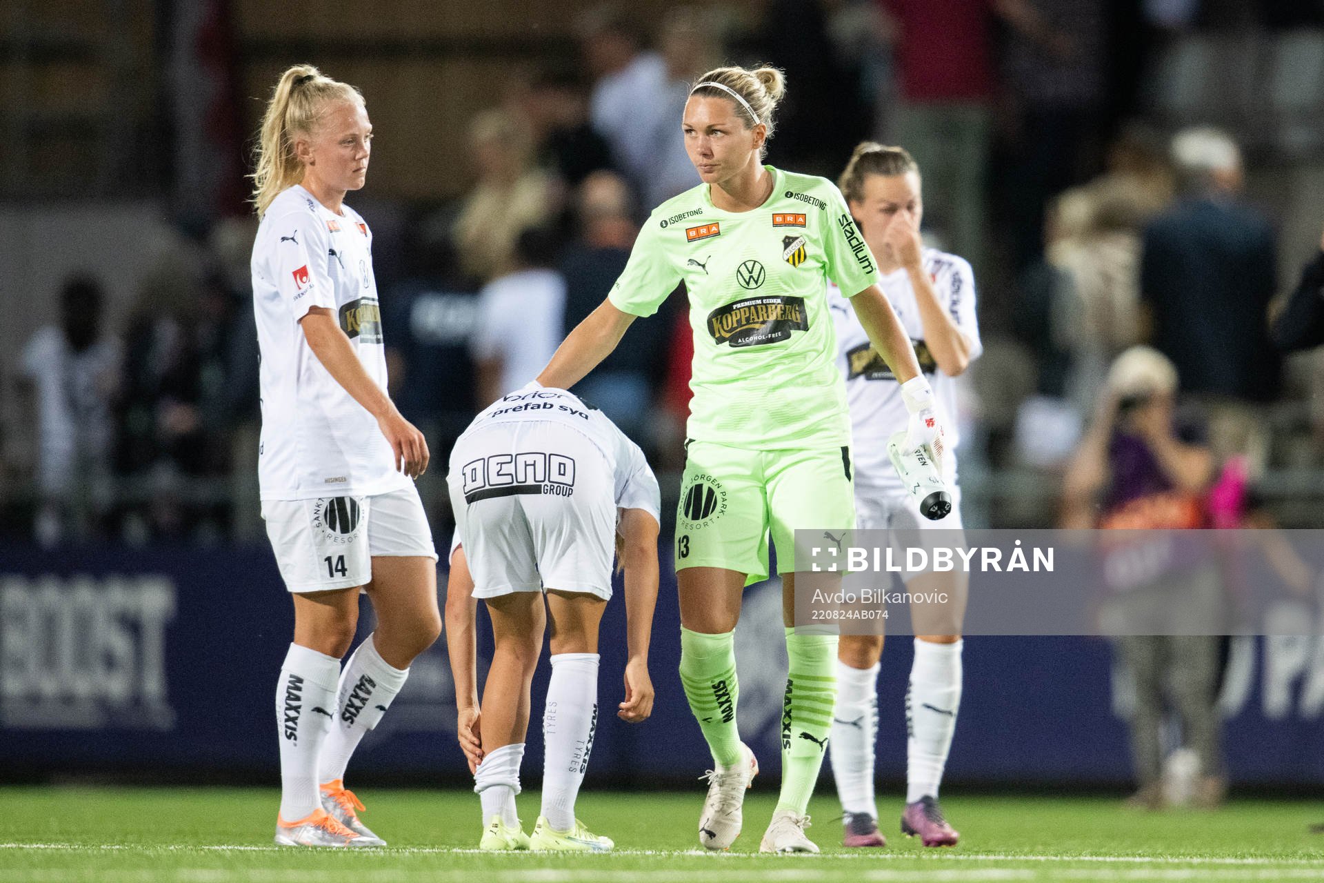 Häckens Molly Johansson och målvakt Jennifer Falk deppar