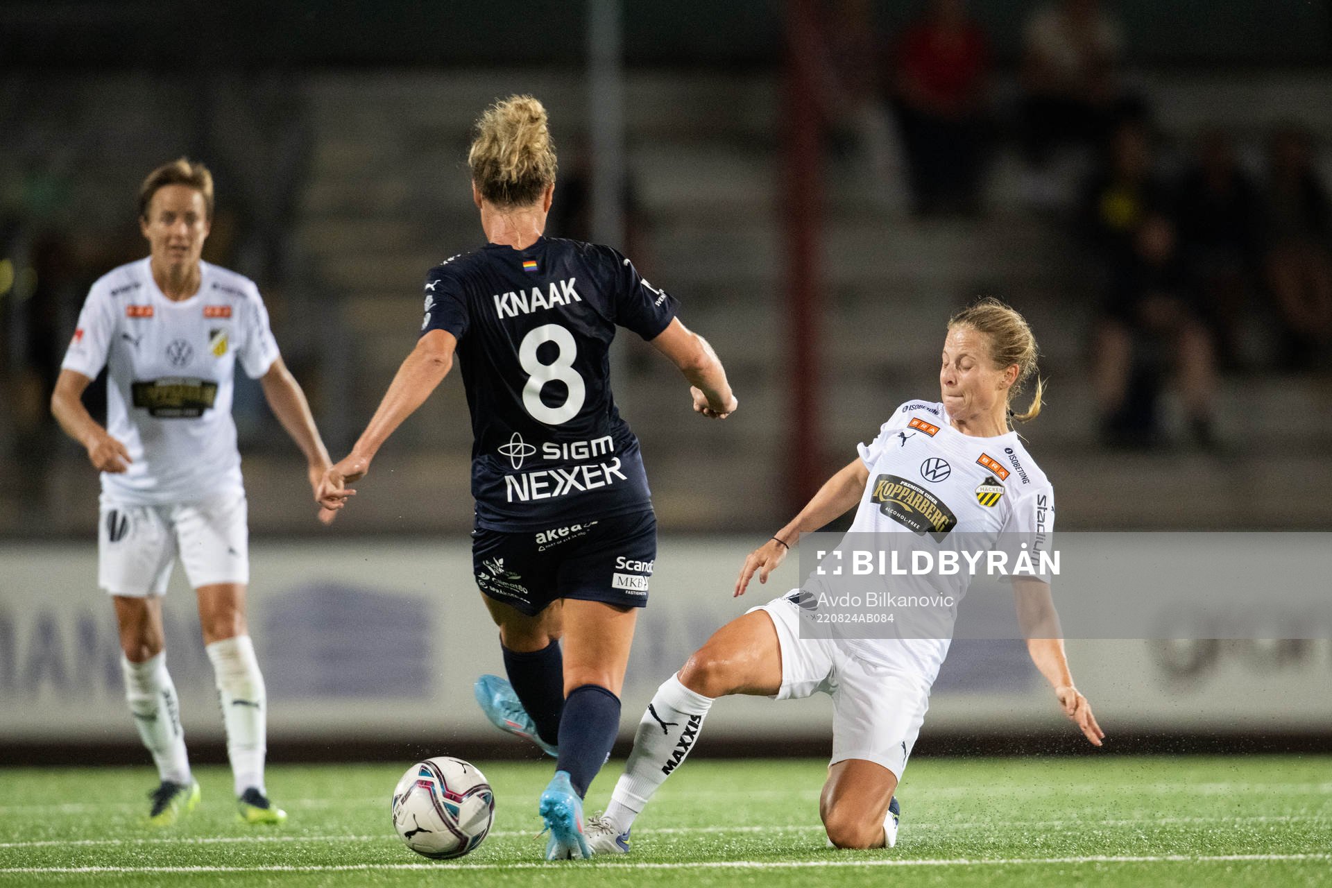 Rosengårds Rebecca Knaak och Häckens Anna Anvegård under fotbollsmatchen i Damallsvenskan mellan FC Rosengård och Häcken den 24 augusti 2022 i Malmö.