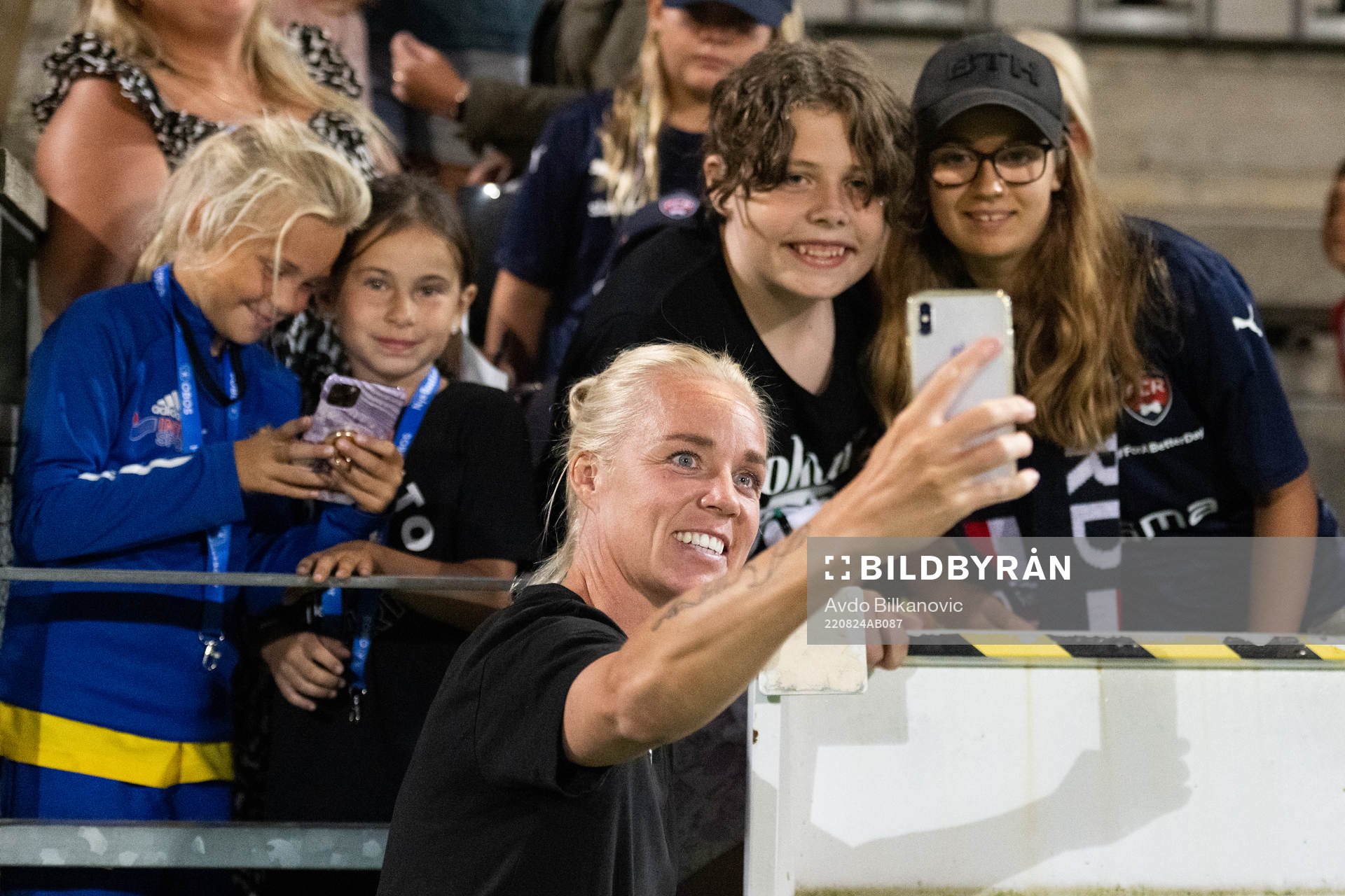 Rosengårds Caroline Seger tar selfie med publiken