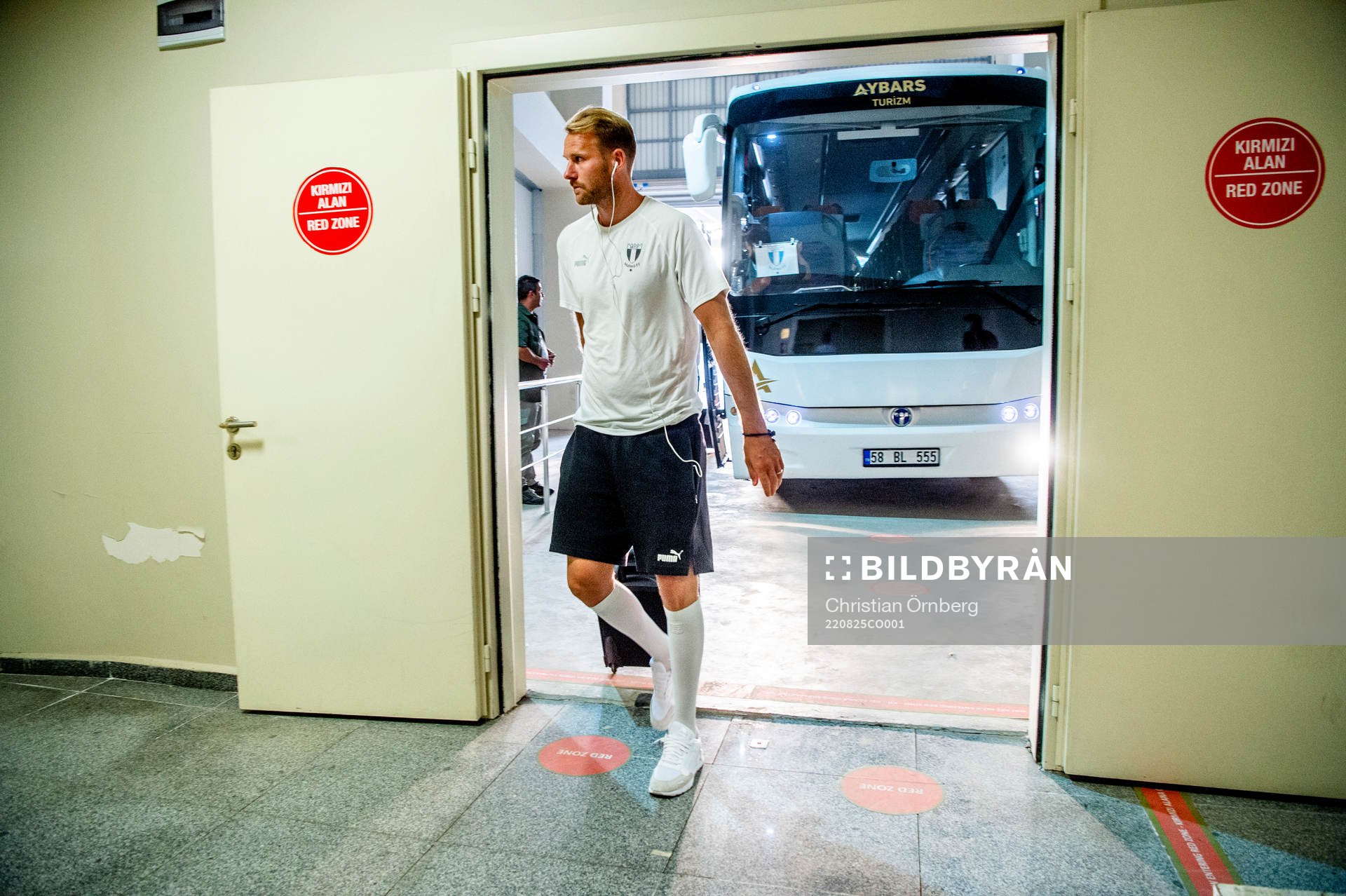 Ola Toivonen of Malmö FF arriving