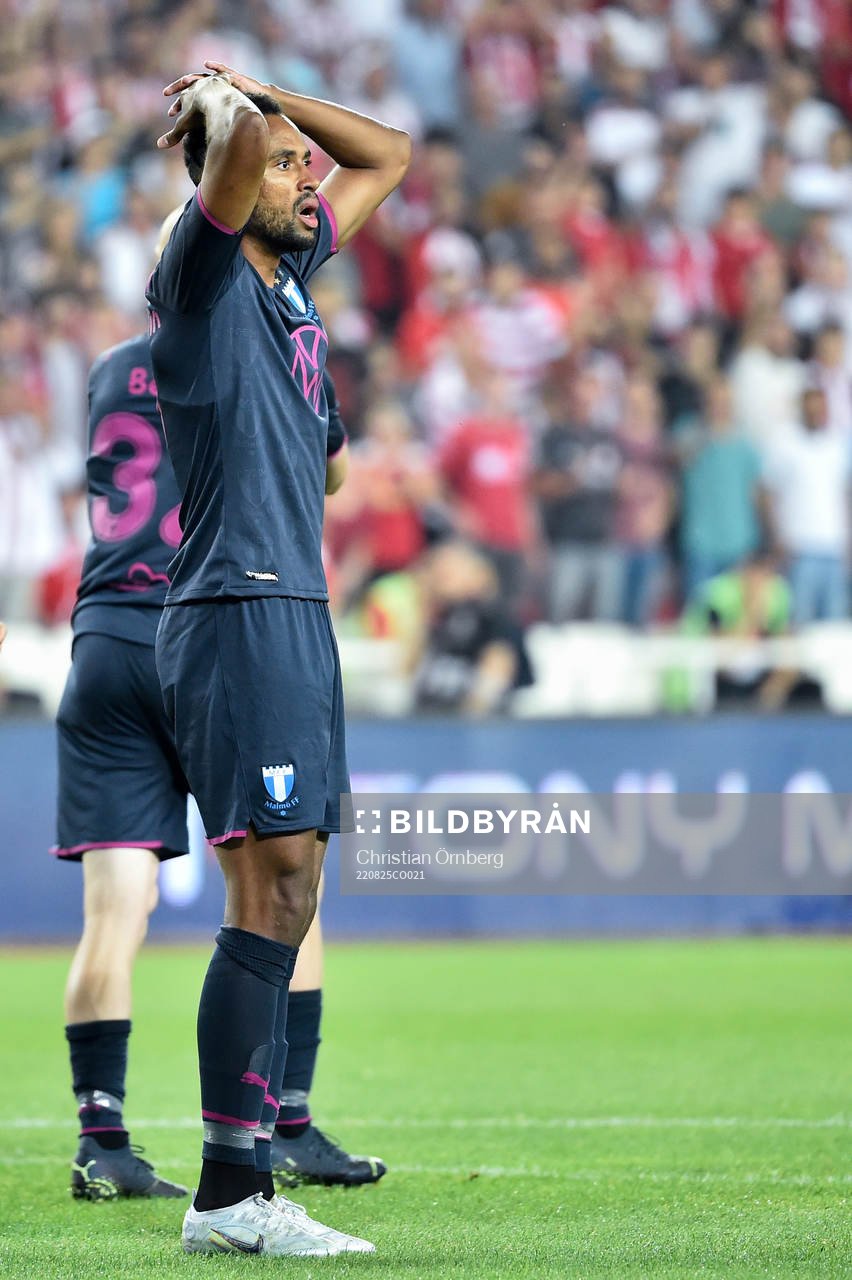 Isaac Kiese Thelin of Malmö FF looks dejected
