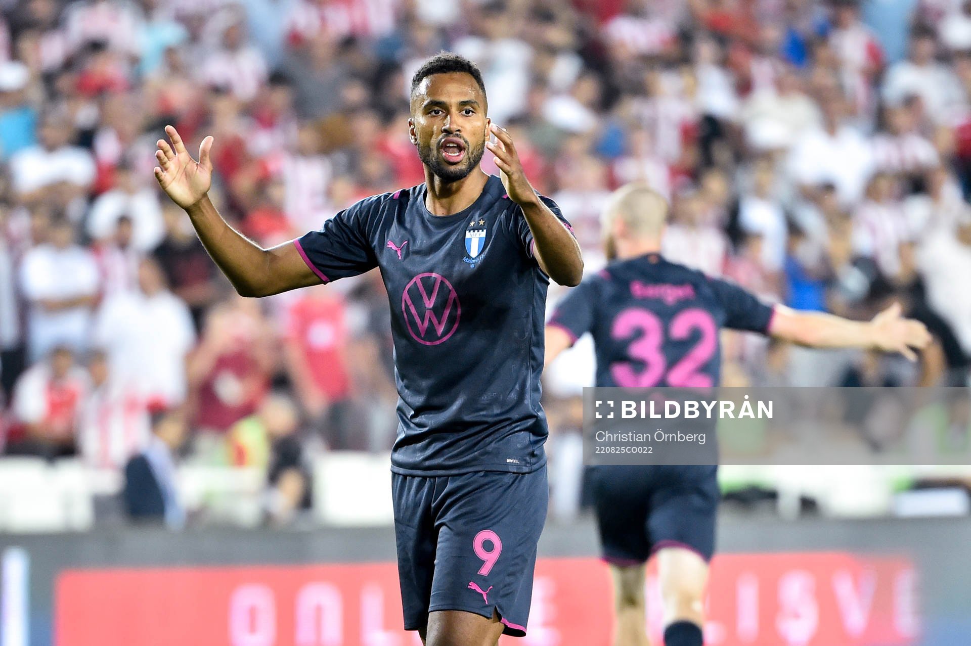 Isaac Kiese Thelin of Malmö FF reacts