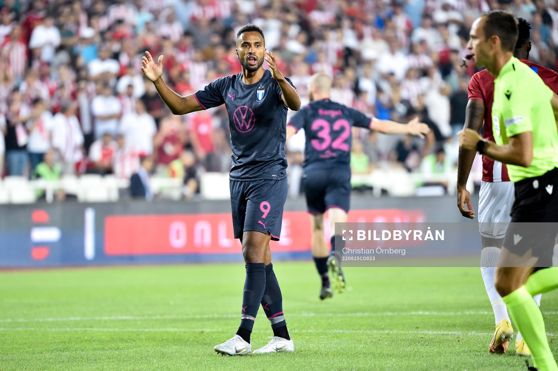 Isaac Kiese Thelin of Malmö FF reacts