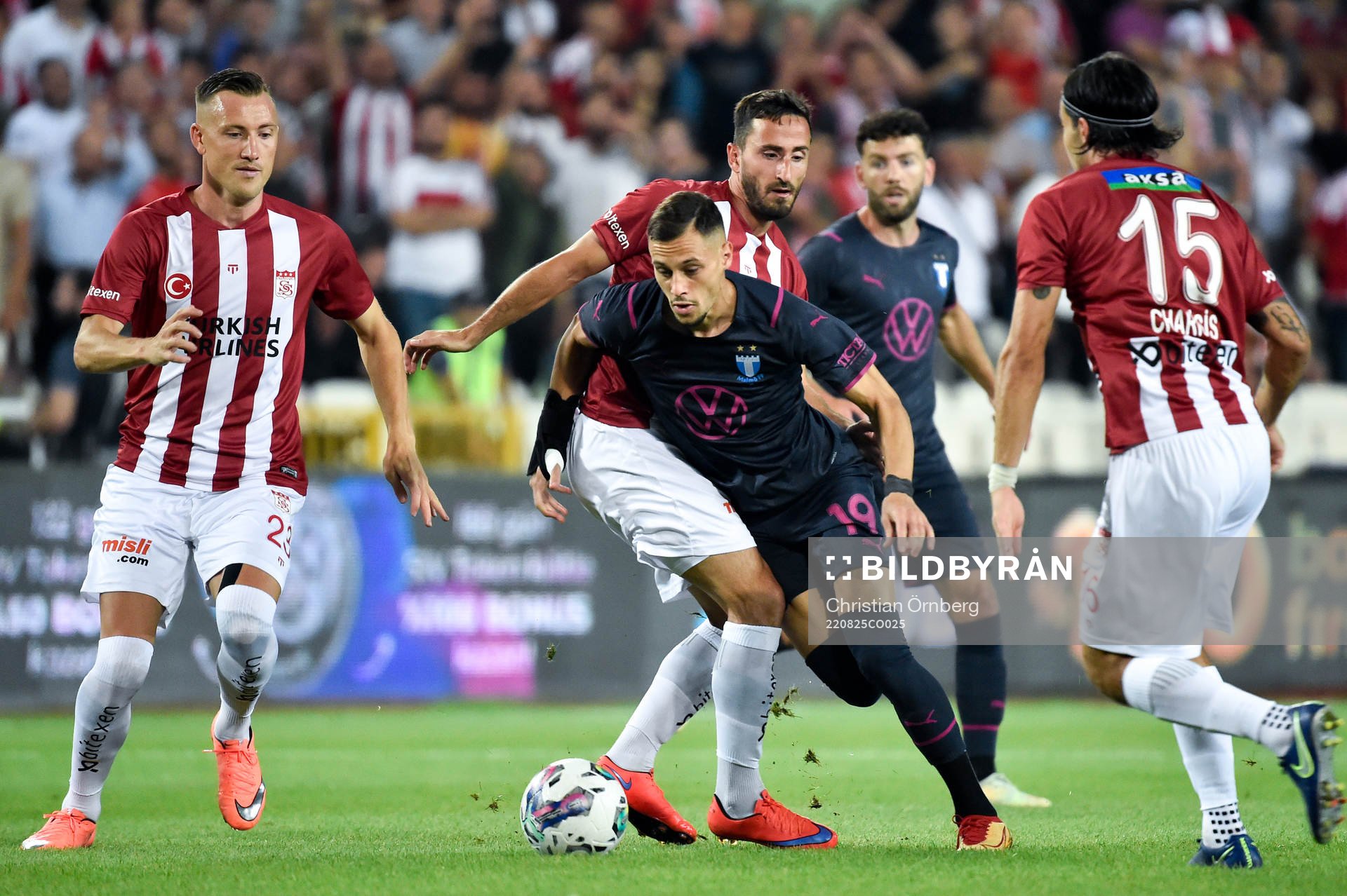 Erdoğan Yeşilyurt of Sivasspor and Veljko Birmancevic of