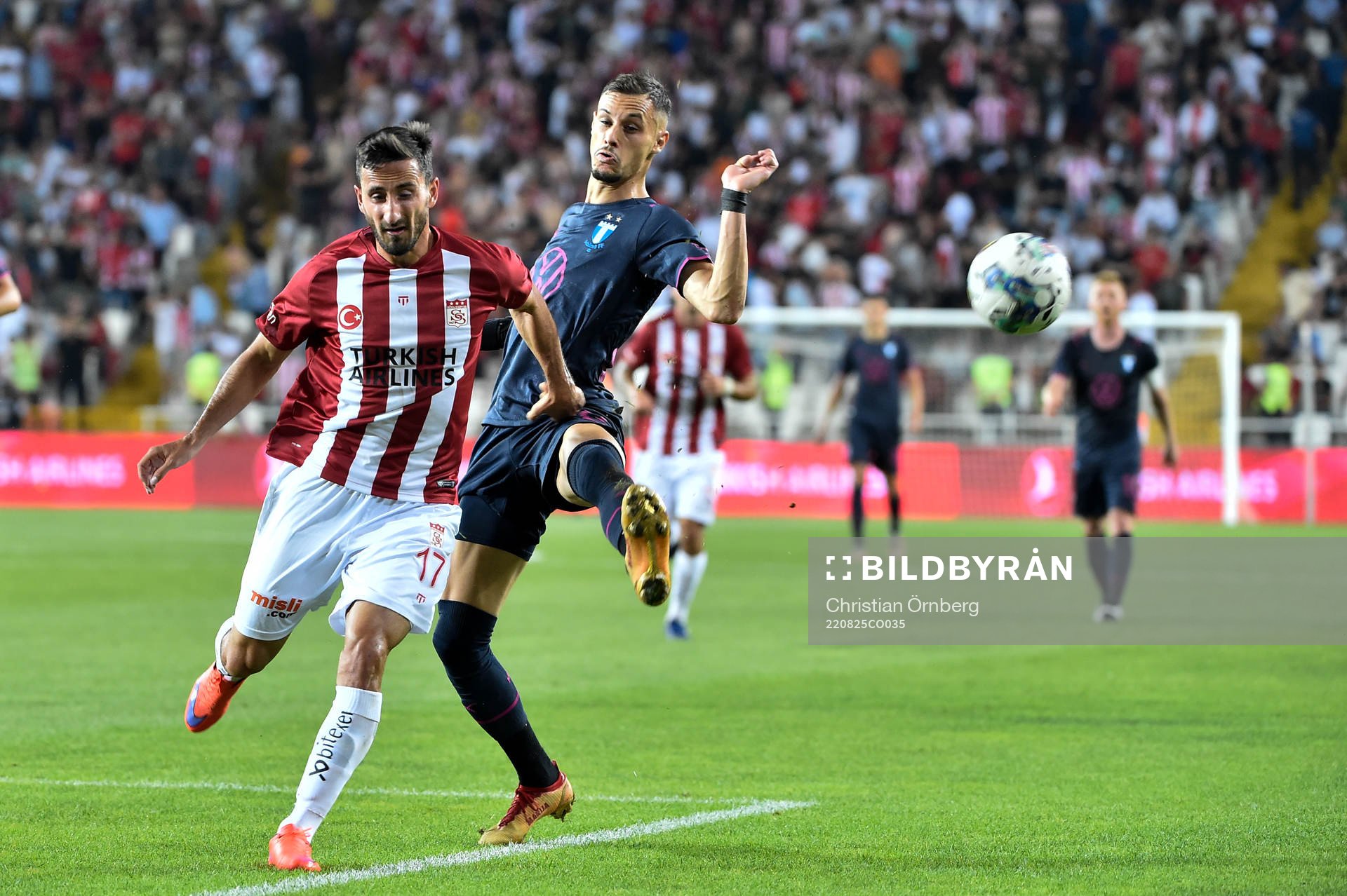 Erdoğan Yeşilyurt of Sivasspor and Veljko Birmancevic of