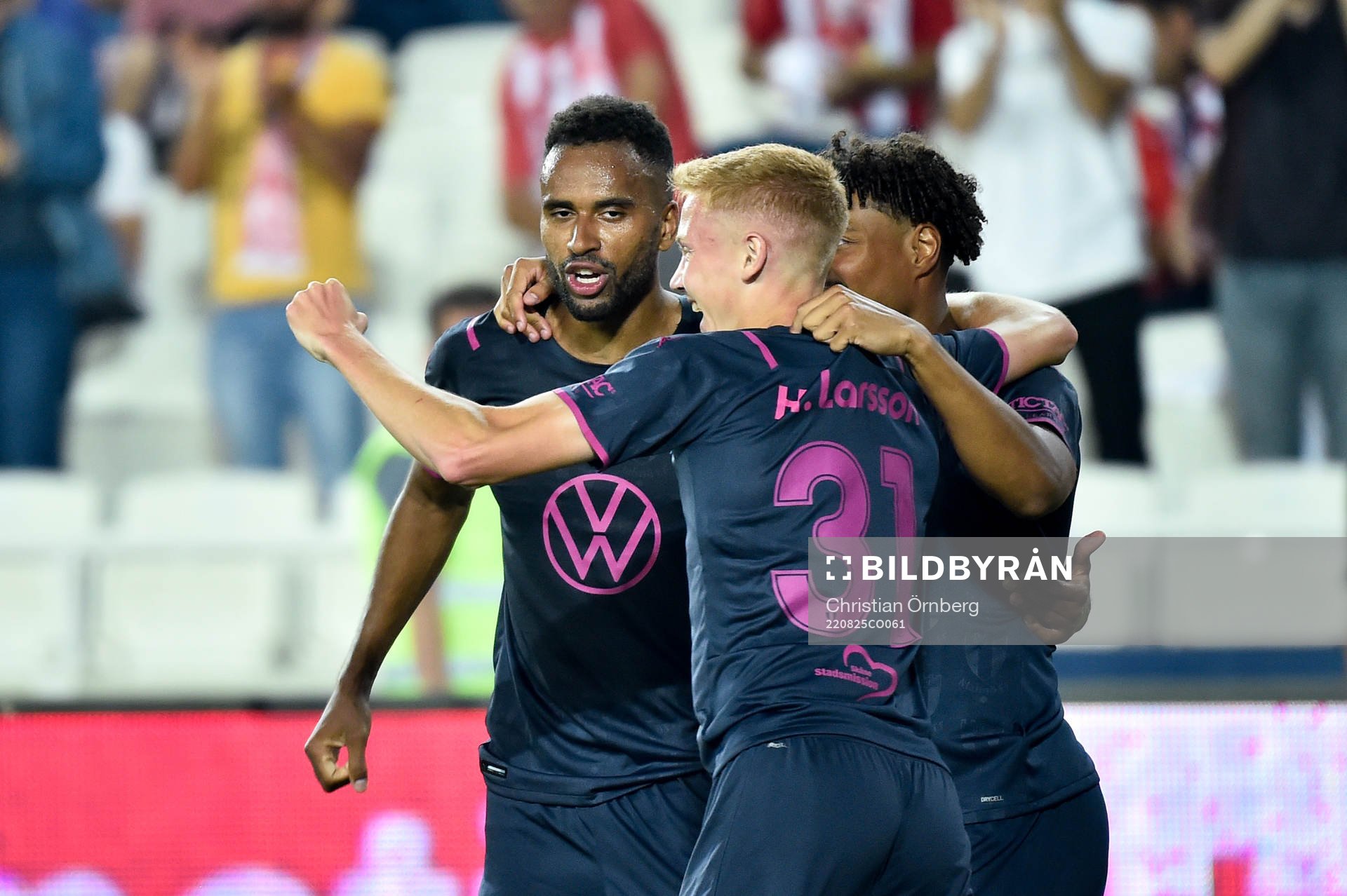 Isaac Kiese Thelin of Malmö FF celebrates