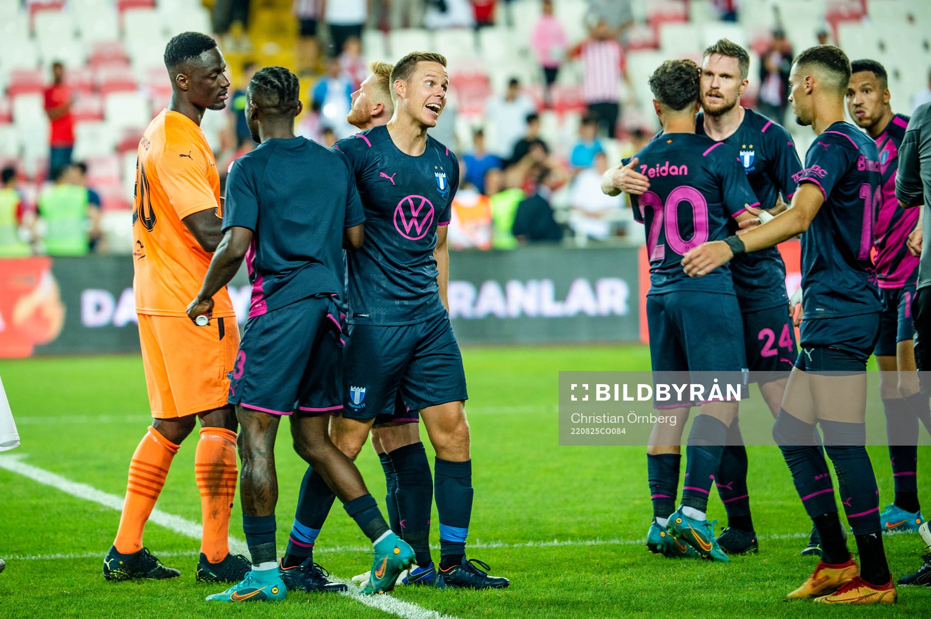 Niklas Moisander and the team of Malmö FF celebrates