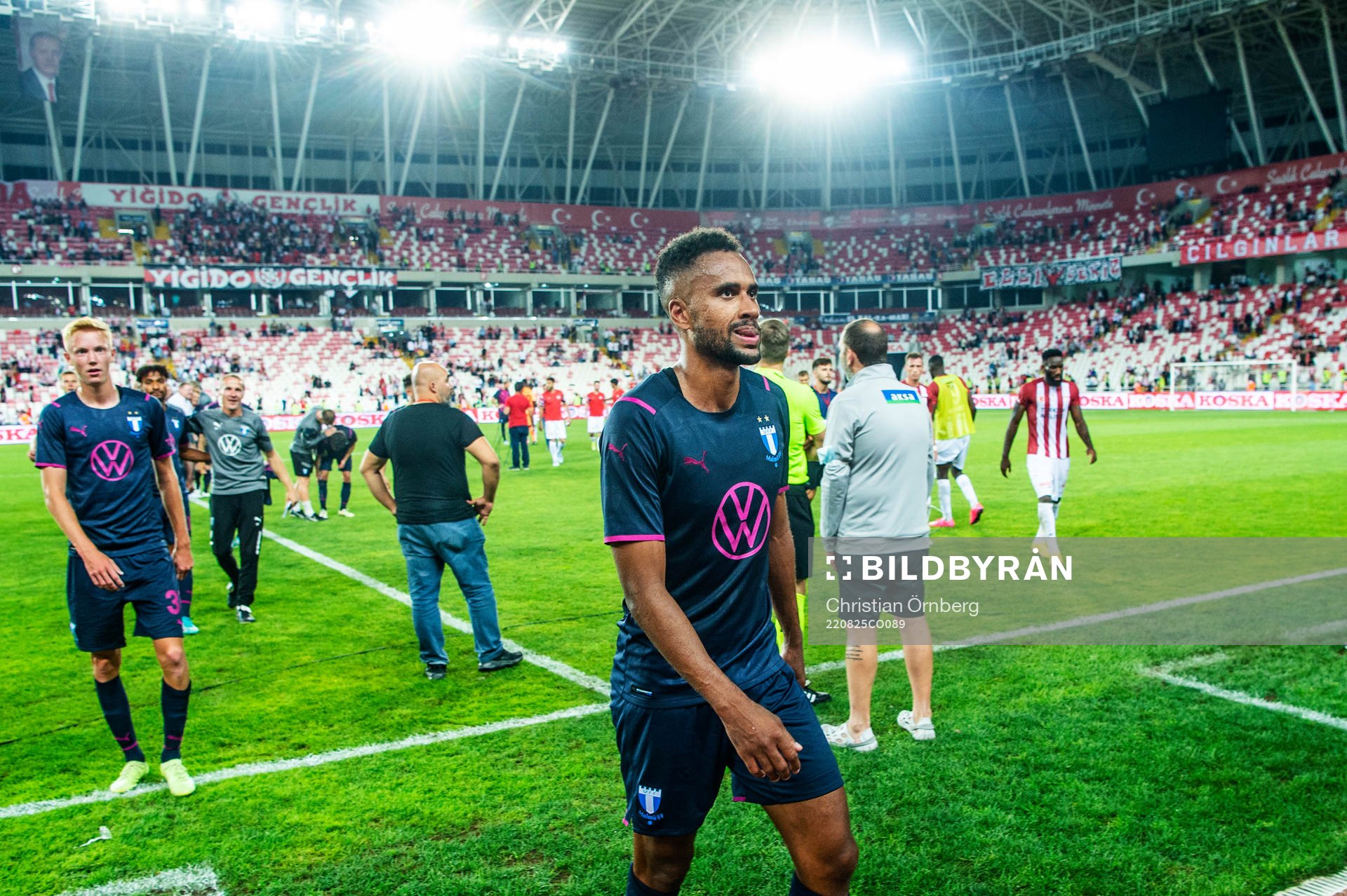 Isaac Kiese Thelin of Malmö FF celebrates
