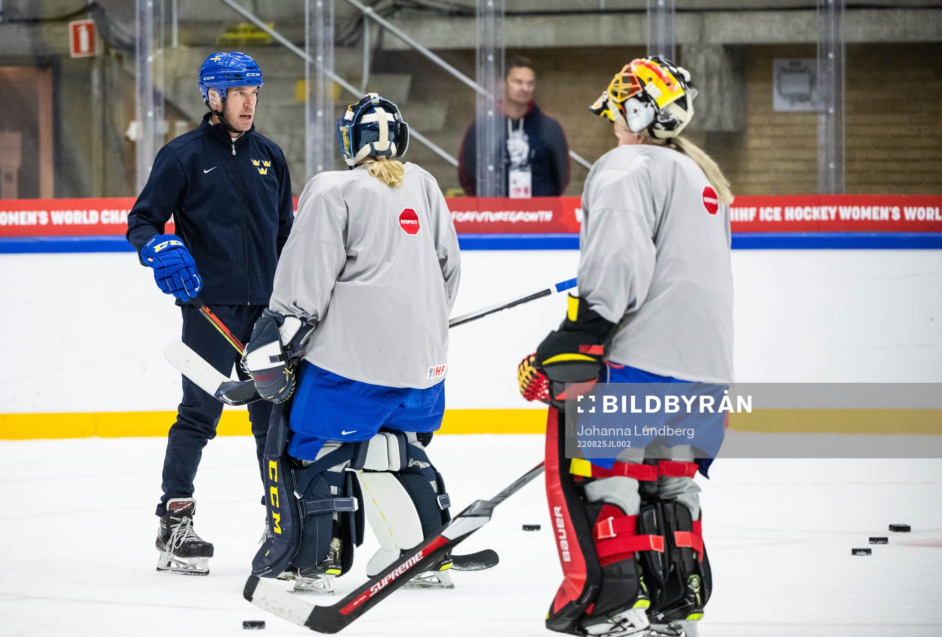 Ola Kahem, goaltender coach of Sweden at a practice session