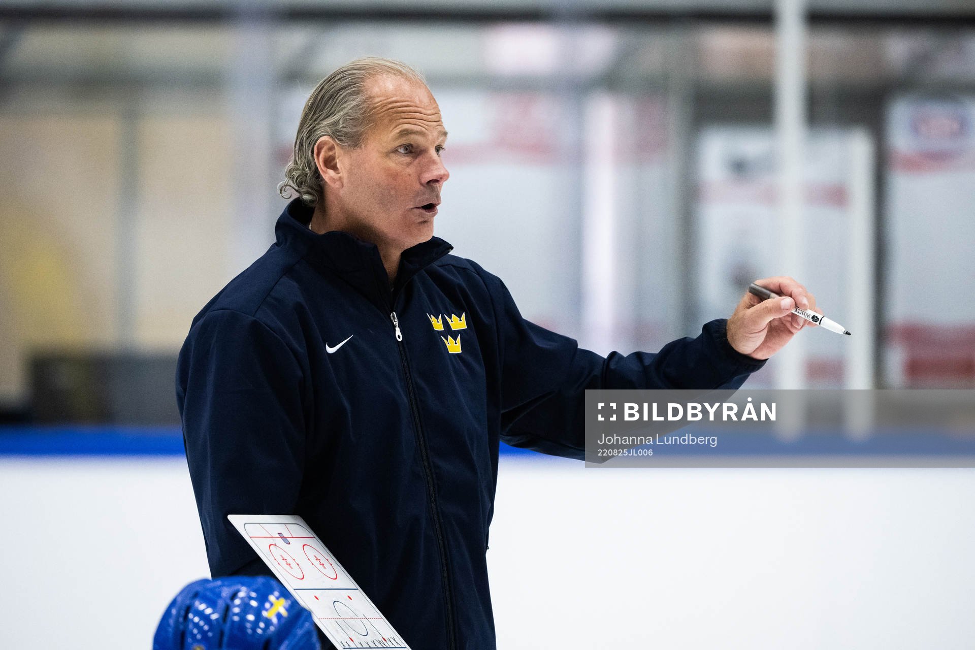 Andreas Spångberg, assistant coach of Sweden at a practice