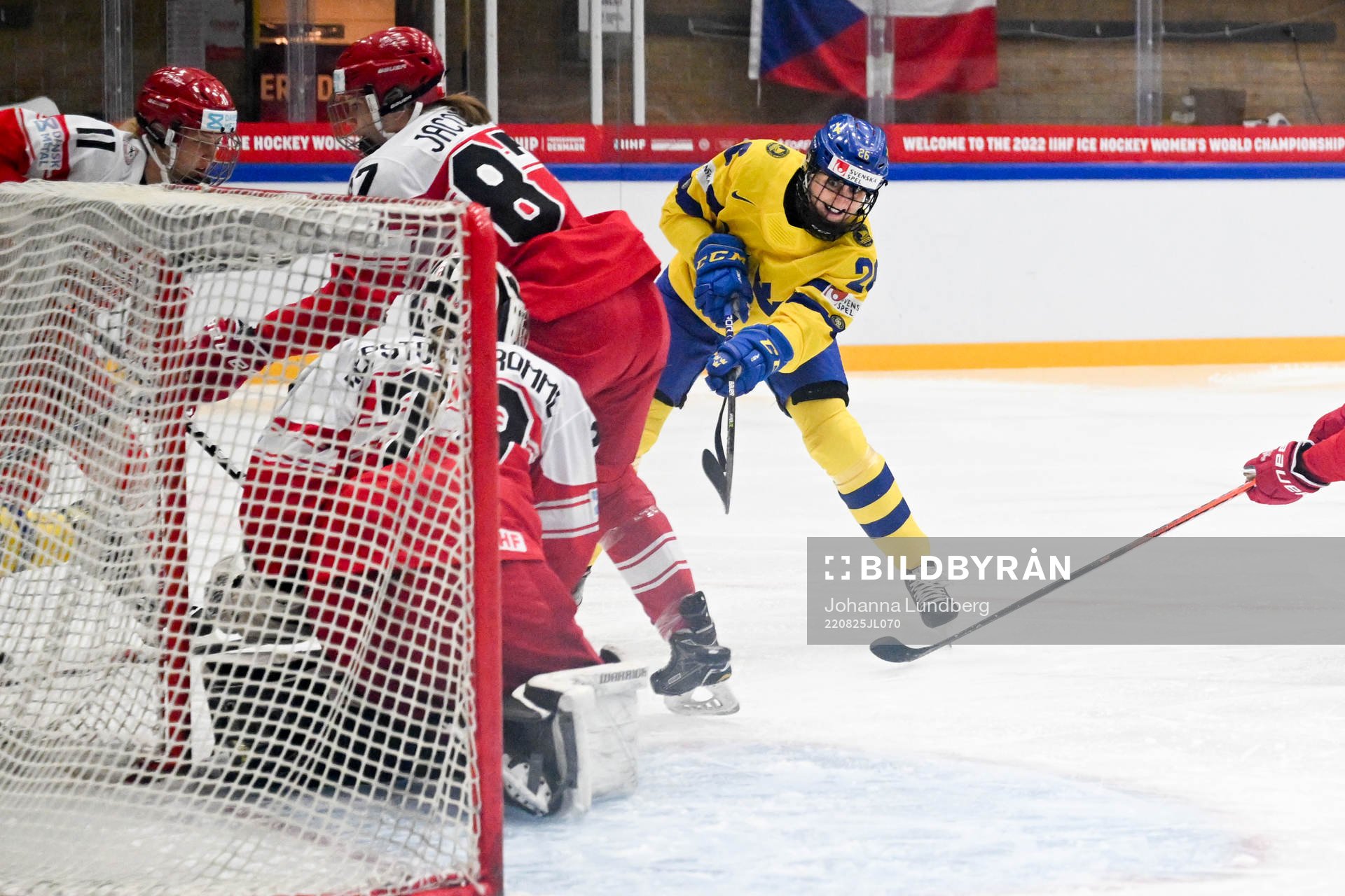 Hanna Olsson of Sweden scores 1-1