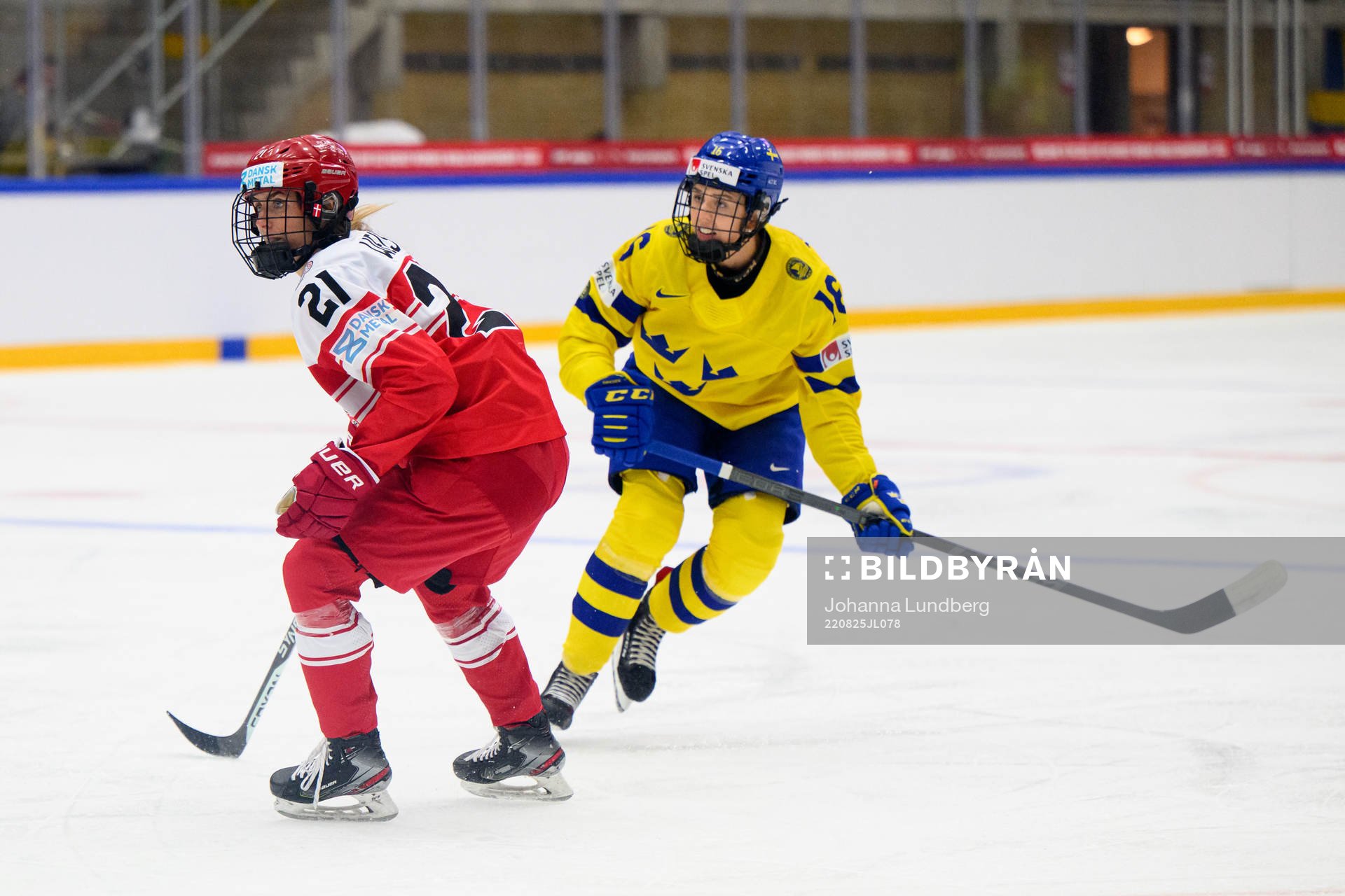 Michelle Weis of Denmark and Linnea Johansson of Sweden