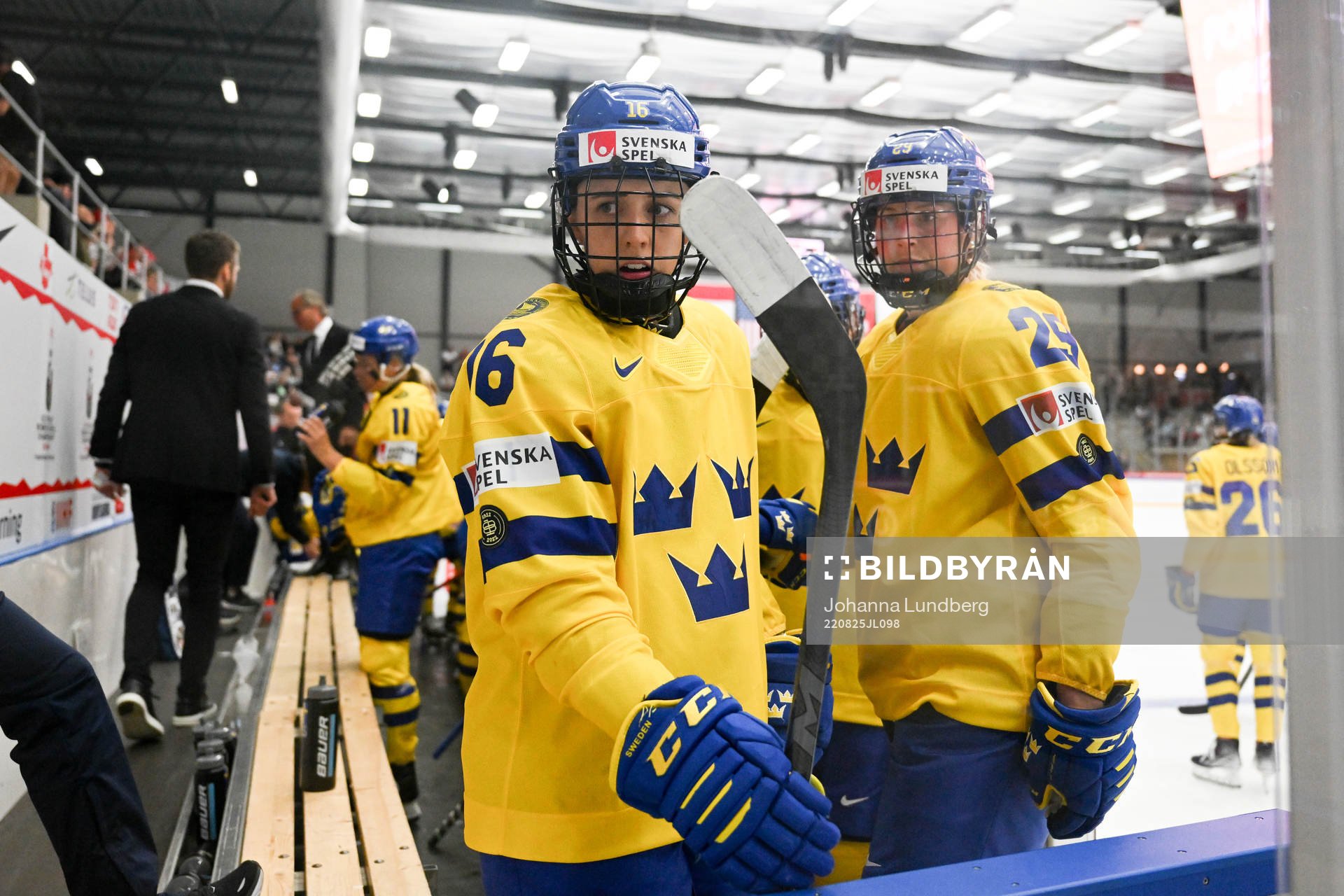 Linnea Johansson and Olivia Carlsson of Sweden