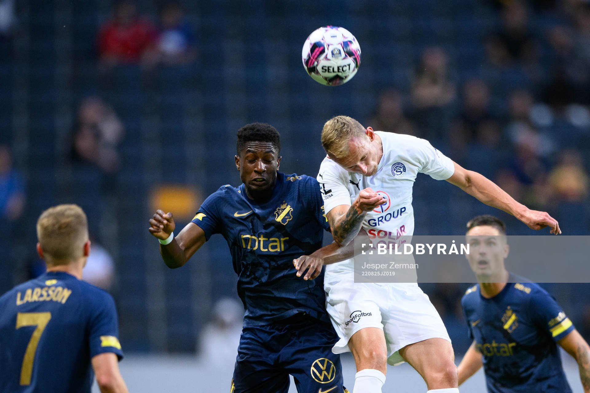 Josafat Mendes of AIK and Ondrej Mihálik of Slovacko