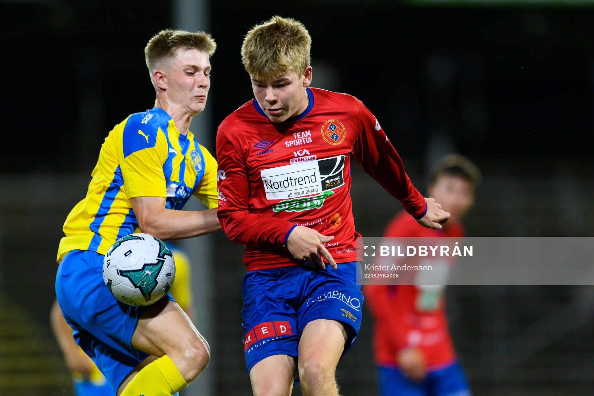 Eskilsminnes Hampus Stoltz och Varbergs GIFs David Bendrik under fotbollsmatchen i Div 2 Västra Götaland mellan Varbergs GIF och Eskilsminne den 25 augusti 2022 i Varberg.