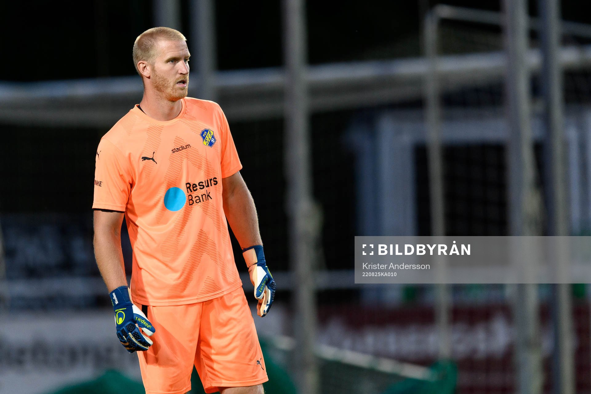Eskilsminnes målvakt Hampus Nilsson under fotbollsmatchen i Div 2 Västra Götaland mellan Varbergs GIF och Eskilsminne den 25 augusti 2022 i Varberg.