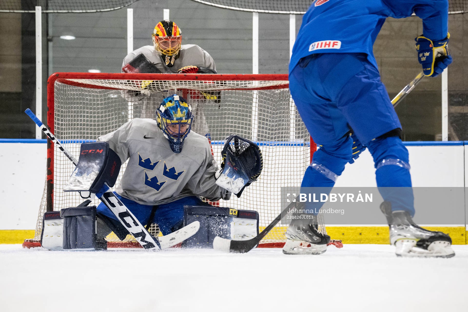 goaltender Ida Boman and goaltender Ellen Jonsson of Sweden