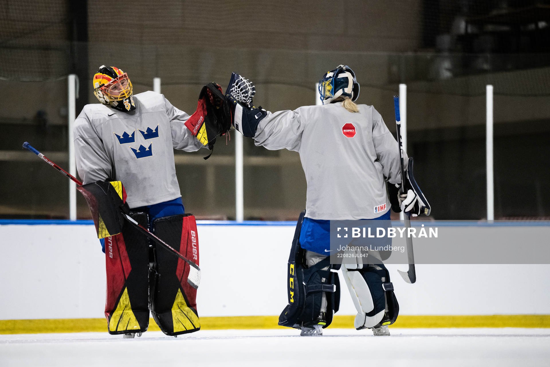 goaltender Ellen Jonsson and goaltender Ida Boman of Sweden