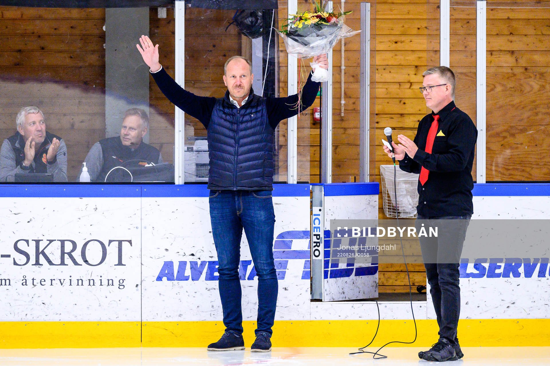 s klubbchef Johan Lindbom uppmärksammas före
