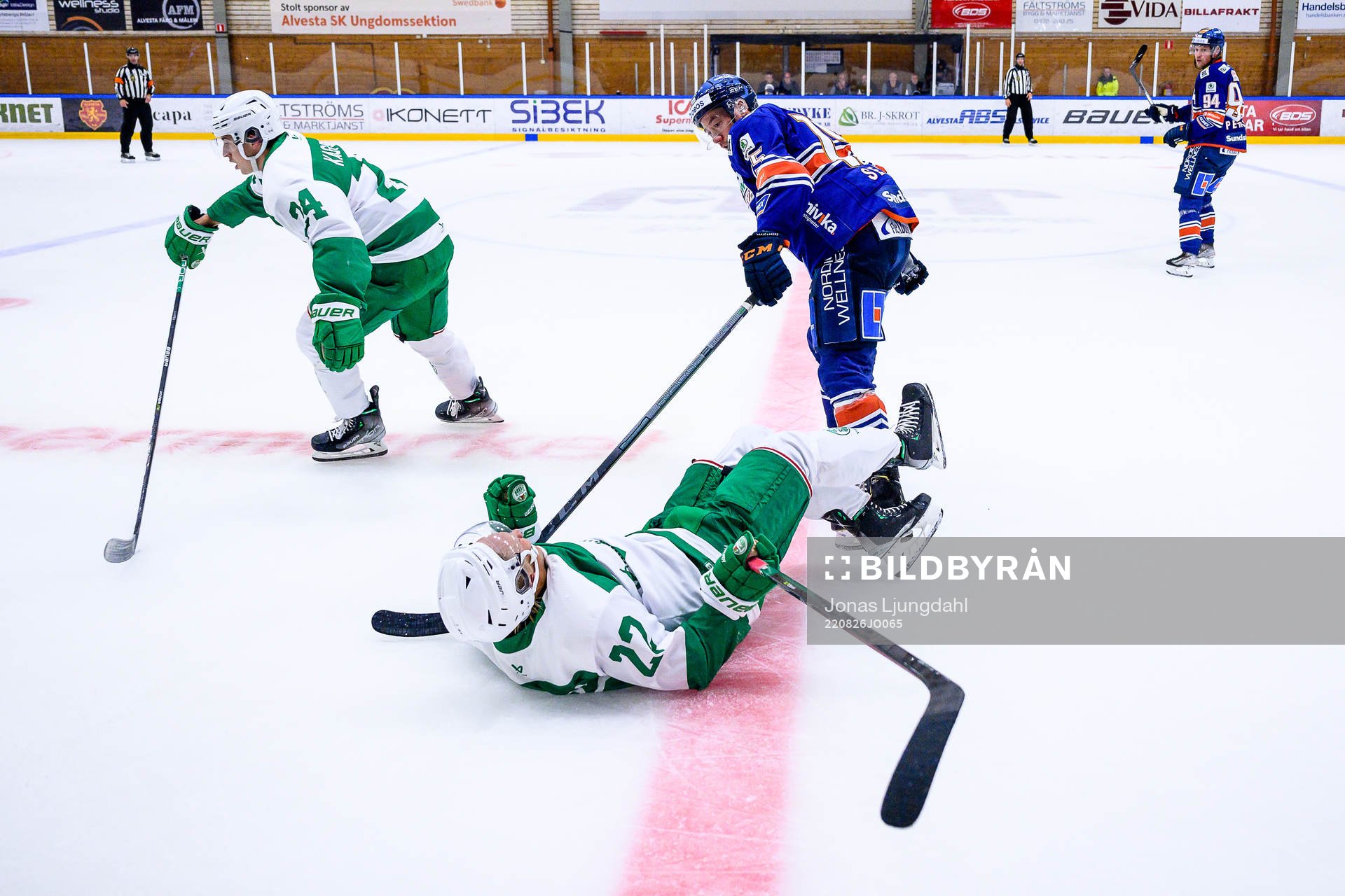 Rögles Samuel Jonsson tacklas av Växjös Dan Sexton