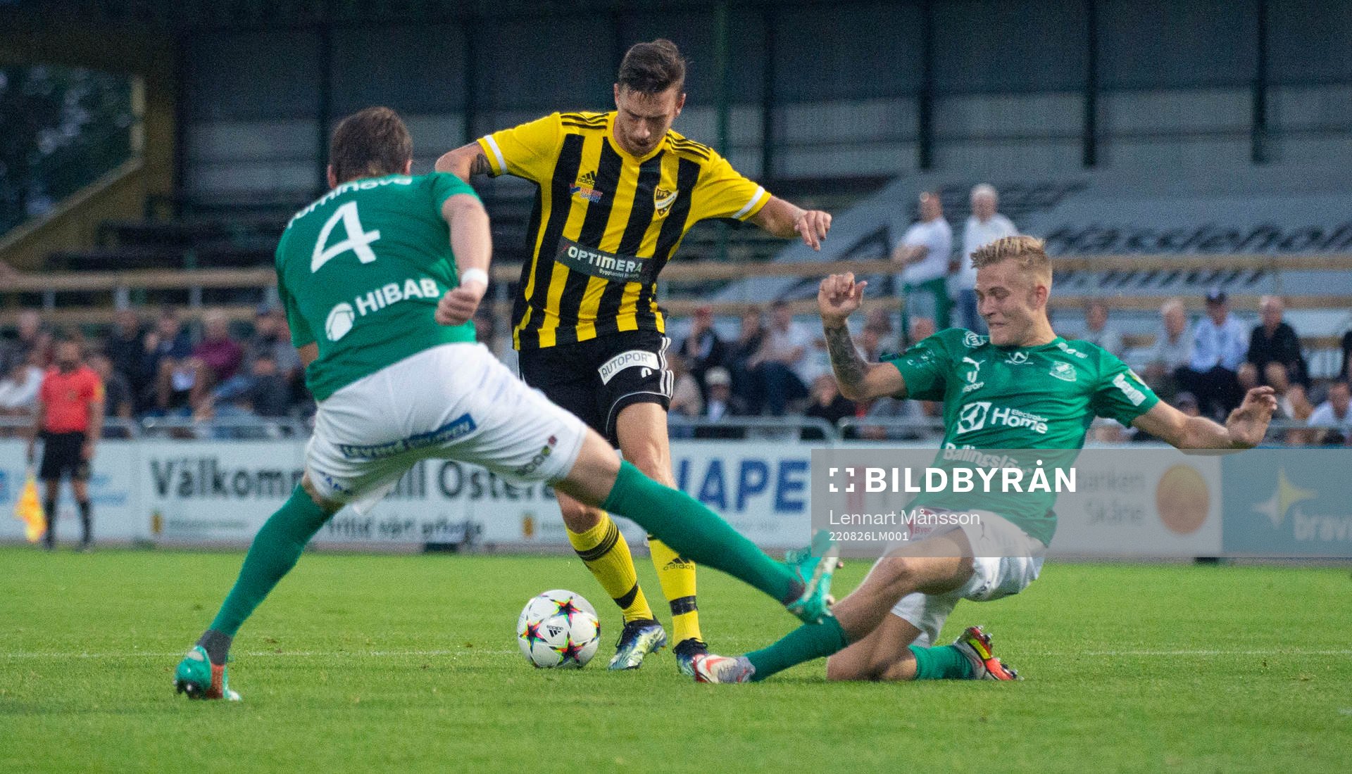 IFK Hässleholms Max Sandberg skojar med motståndarna i matchen i div. 2 mellan IFK Hässleholm och Hässleholms IF i Hässleholm 26 augusti 2022.