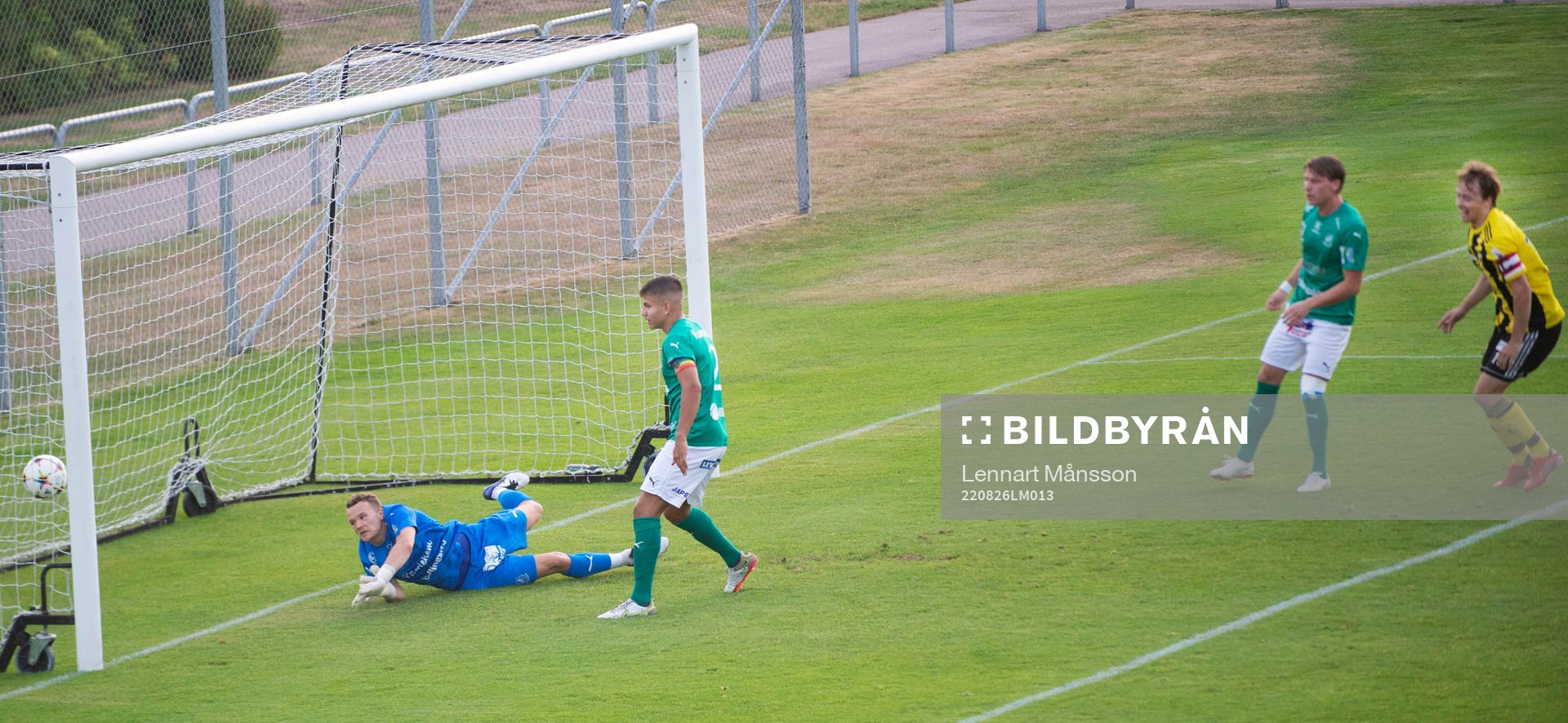 IFK Hässleholms Robin Strömberg nickar in 1-0 i matchen i