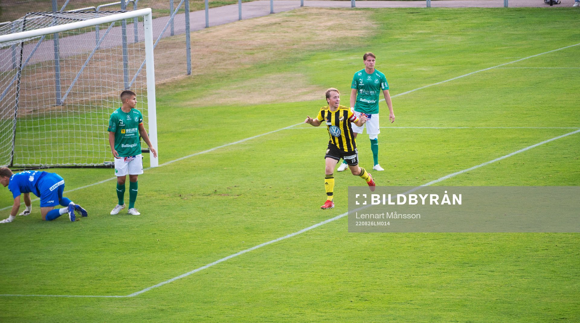 IFK Hässleholms Robin Strömberg nickar in 1-0 i matchen i