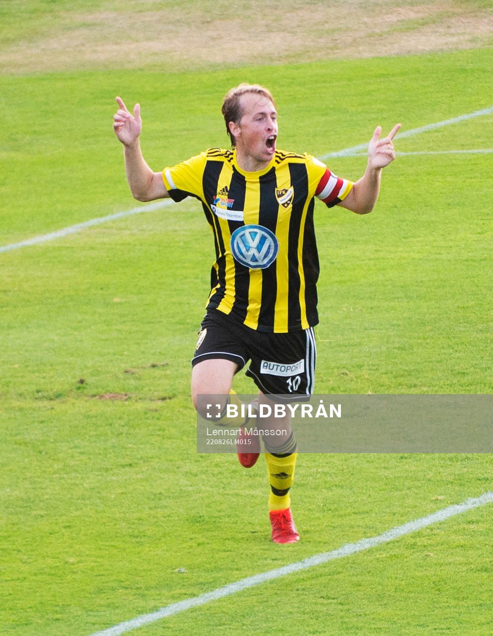 IFK Hässleholms Robin Strömberg jublar över 1-0 i matchen i div. 2 mellan IFK Hässleholm och Hässleholms IF i Hässleholm 26 augusti 2022.
